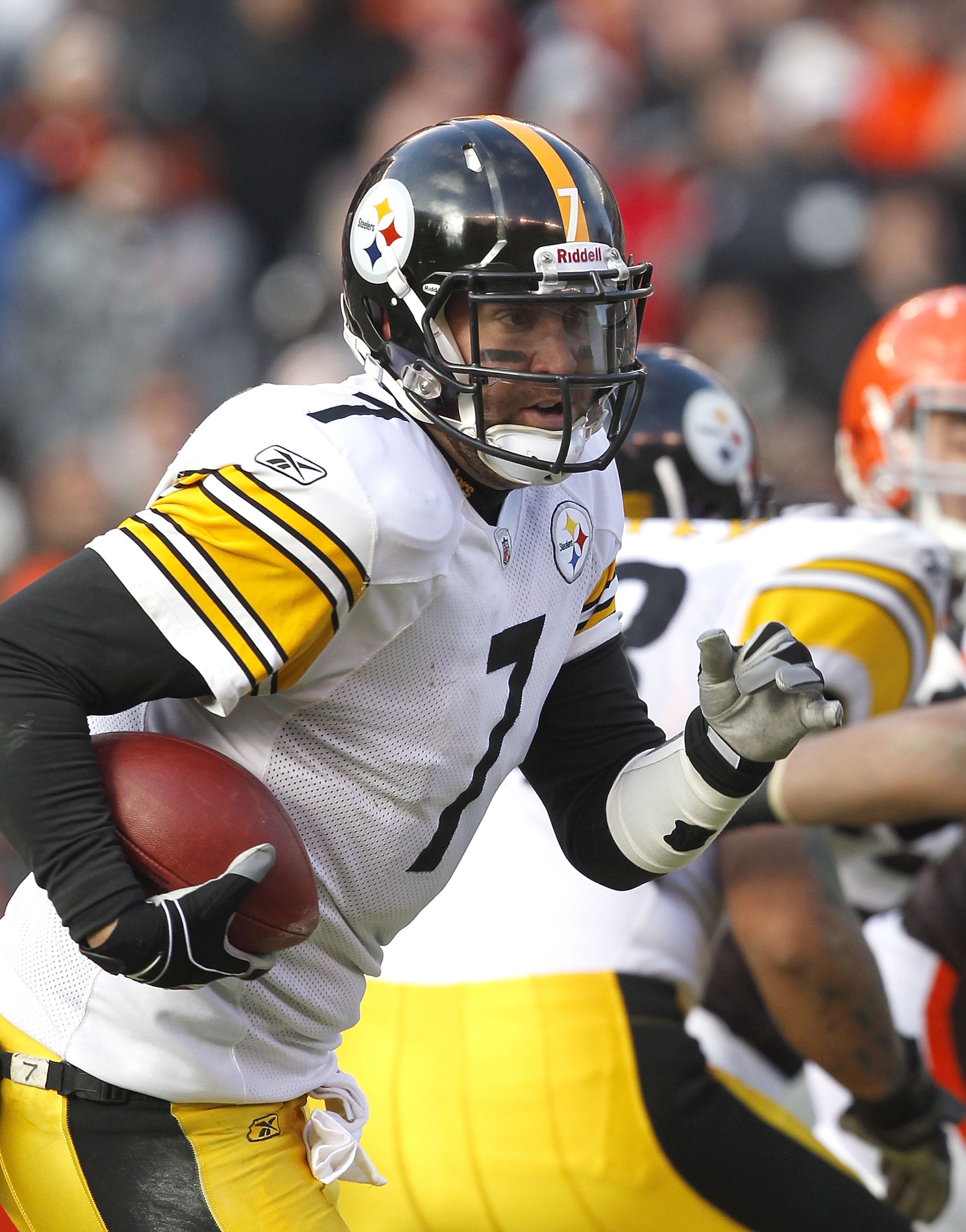 CLEVELAND, OH - JANUARY 02:  Quarterback Ben Roethlisberger #7 of the Pittsburgh Steelers runs the ball against the Cleveland Browns at Cleveland Browns Stadium on January 2, 2011 in Cleveland, Ohio.  (Photo by Matt Sullivan/Getty Images)