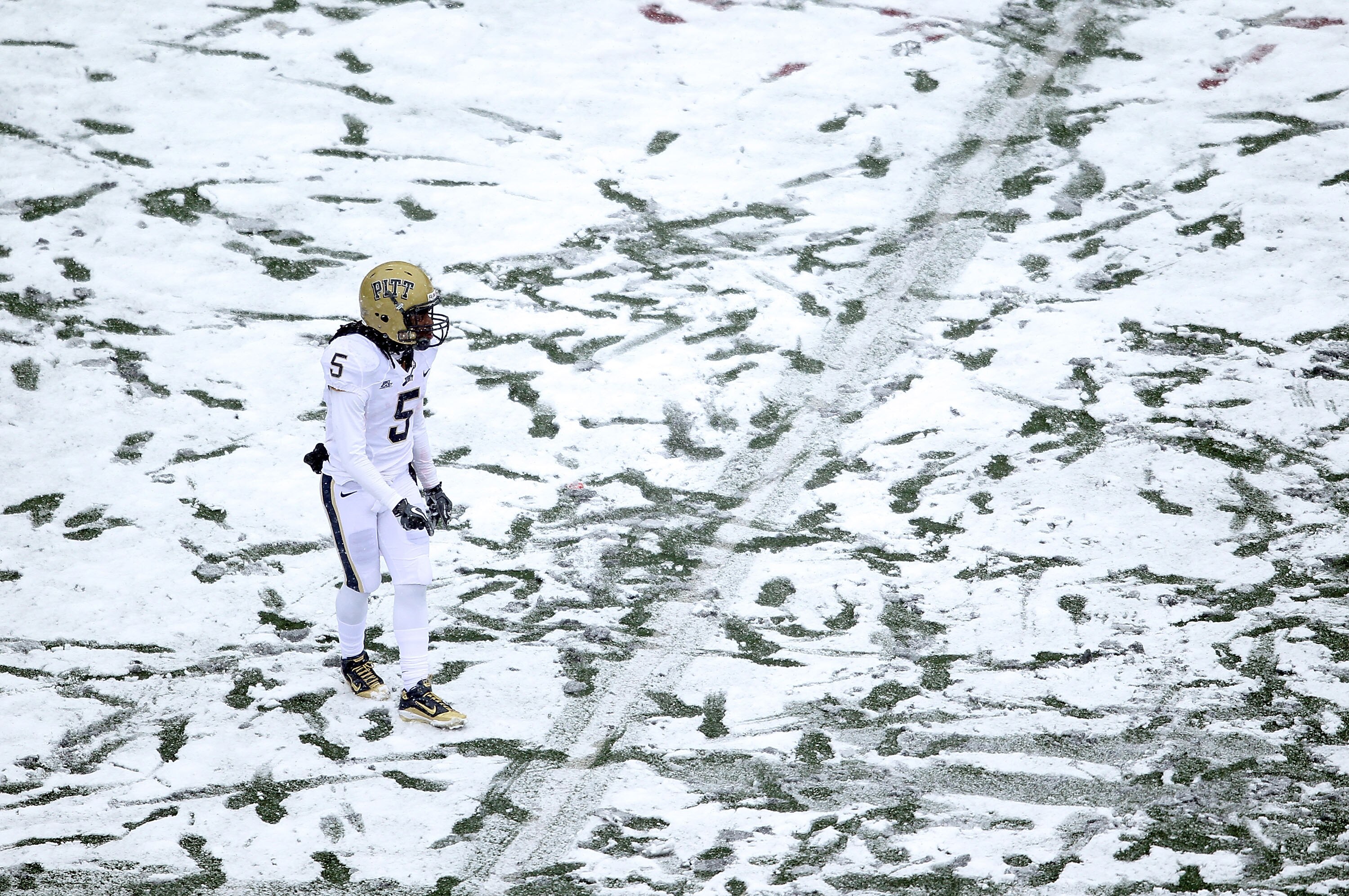 CINCINNATI, OH - DECEMBER 04:  Cameron Saddler #5 of the Pittsburgh Panthers waits to field a punt during the Big East Conference game against the Cincinnati Bearcats at Nippert Stadium on December 4, 2010 in Cincinnati, Ohio.  Pittsburgh won 28-10.  (Pho