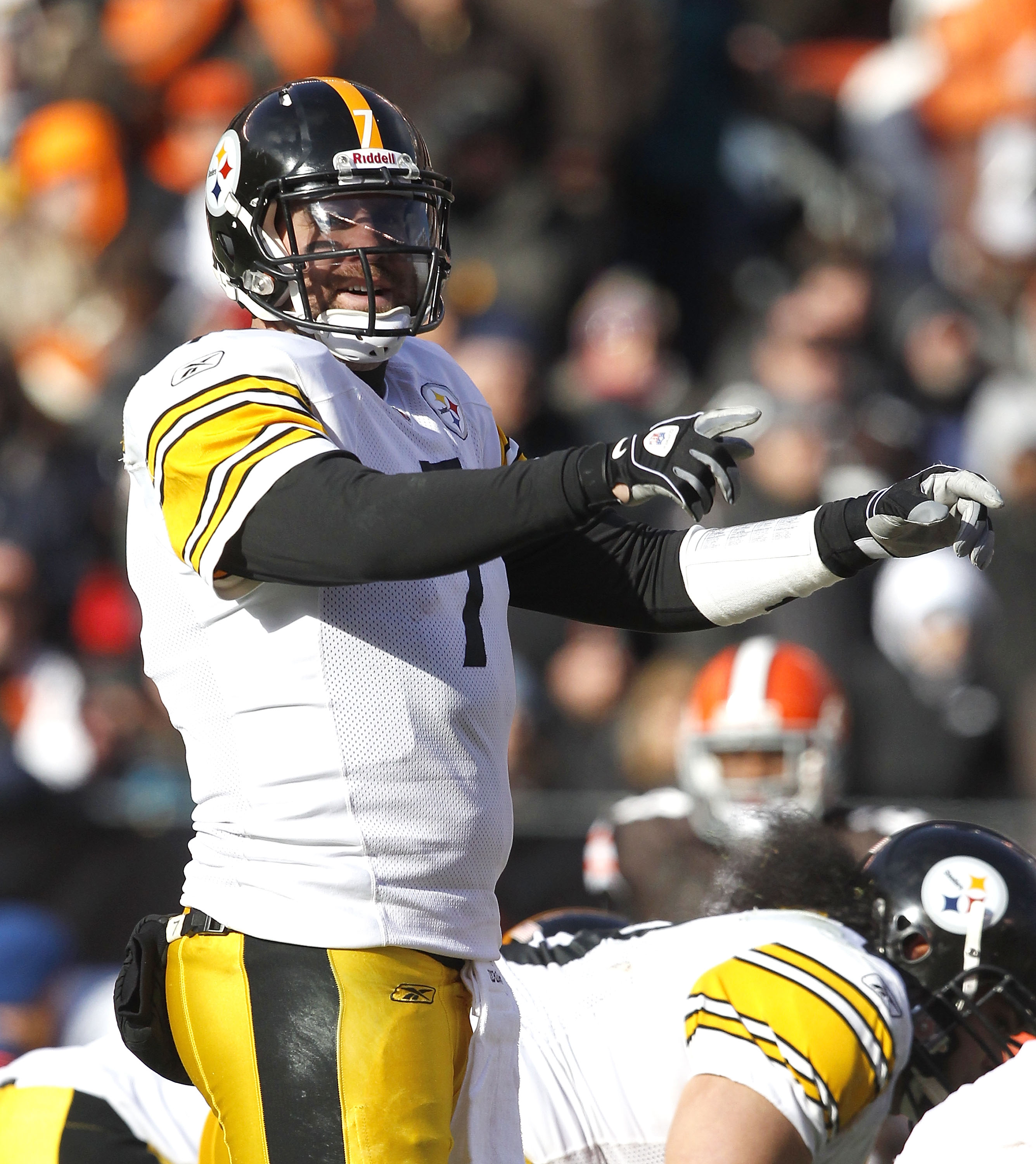 CLEVELAND, OH - JANUARY 02:  Quarterback Ben Roethlisberger #7 of the Pittsburgh Steelers calls a play against the Cleveland Browns at Cleveland Browns Stadium on January 2, 2011 in Cleveland, Ohio.  (Photo by Matt Sullivan/Getty Images)