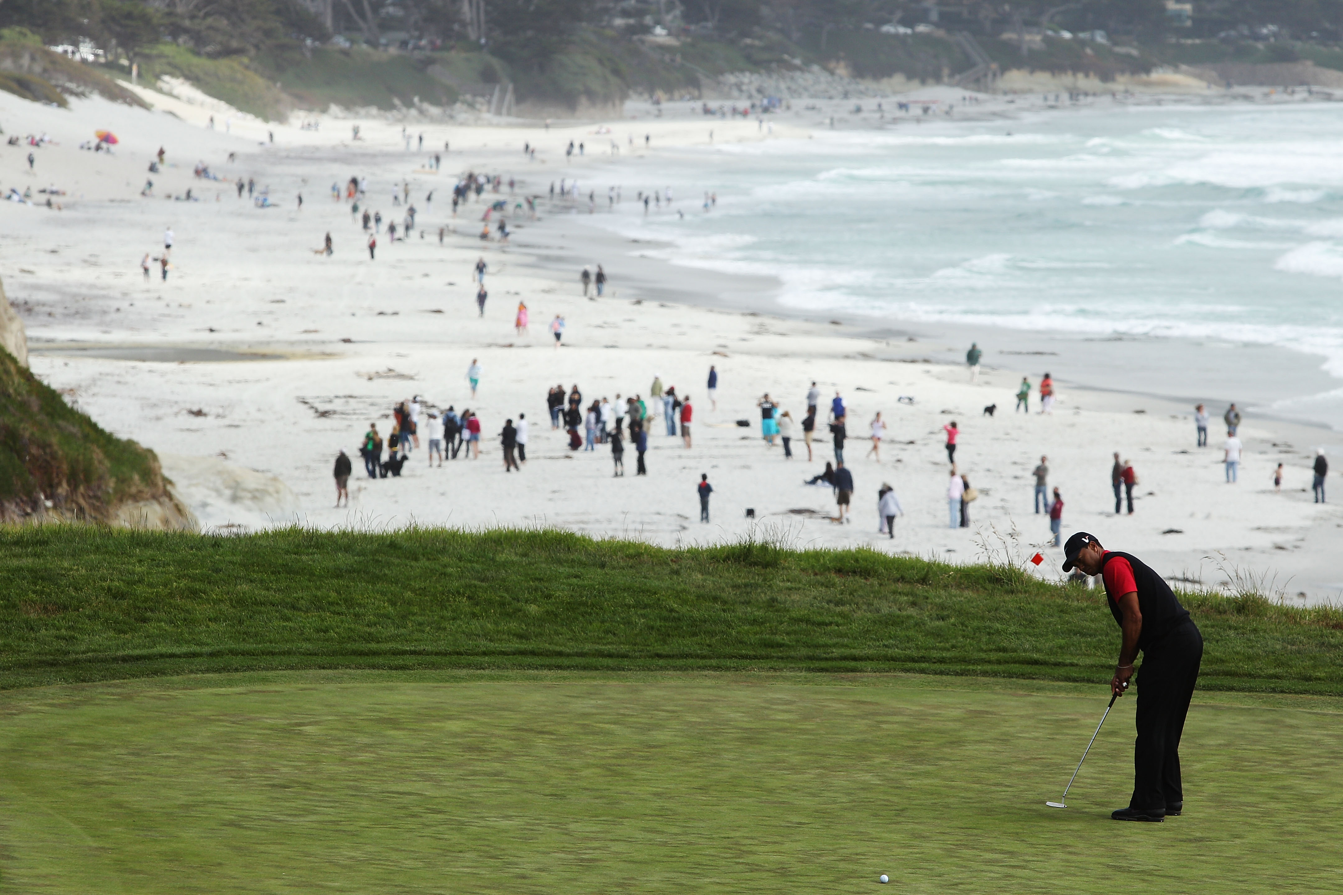 PEBBLE BEACH, CA - JUNE 20:  Tiger Woods watches a putt on the ninth green during the final round of the 110th U.S. Open at Pebble Beach Golf Links on June 20, 2010 in Pebble Beach, California.  (Photo by Donald Miralle/Getty Images)