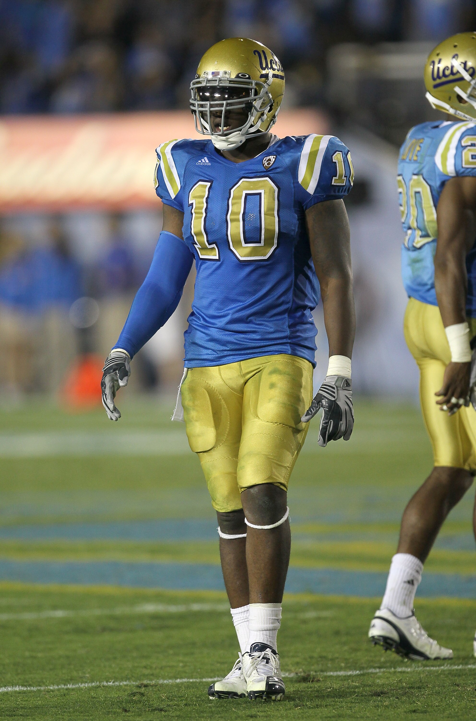 PASADENA, CA - SEPTEMBER 18:  Linebacker Akeem Ayers #10 of the UCLA Bruins in the game with the Houston Cougars at the Rose Bowl on September 18, 2010 in Pasadena, California.  UCLA won 31-13.  (Photo by Stephen Dunn/Getty Images)
