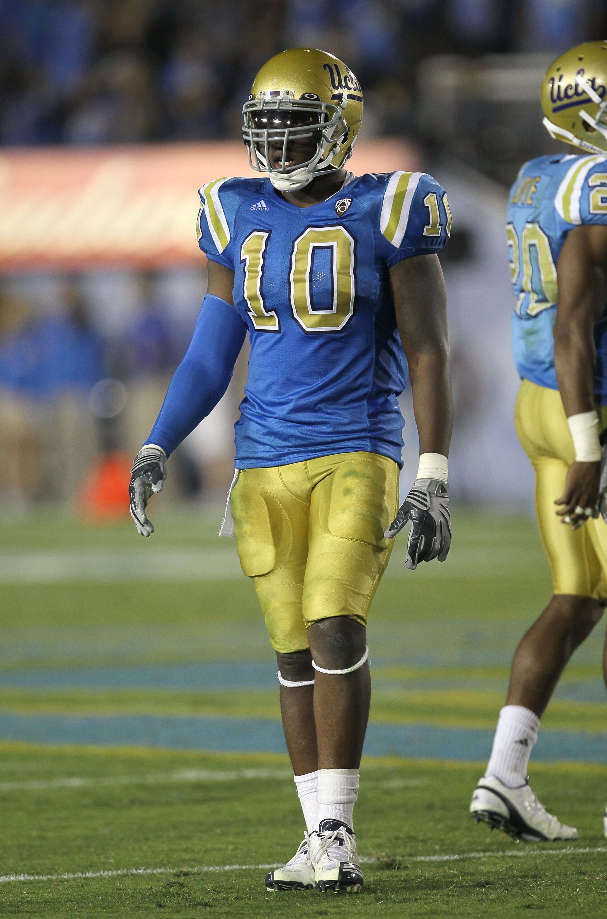 PASADENA, CA - SEPTEMBER 18:  Linebacker Akeem Ayers #10 of the UCLA Bruins in the game with the Houston Cougars at the Rose Bowl on September 18, 2010 in Pasadena, California.  UCLA won 31-13.  (Photo by Stephen Dunn/Getty Images)