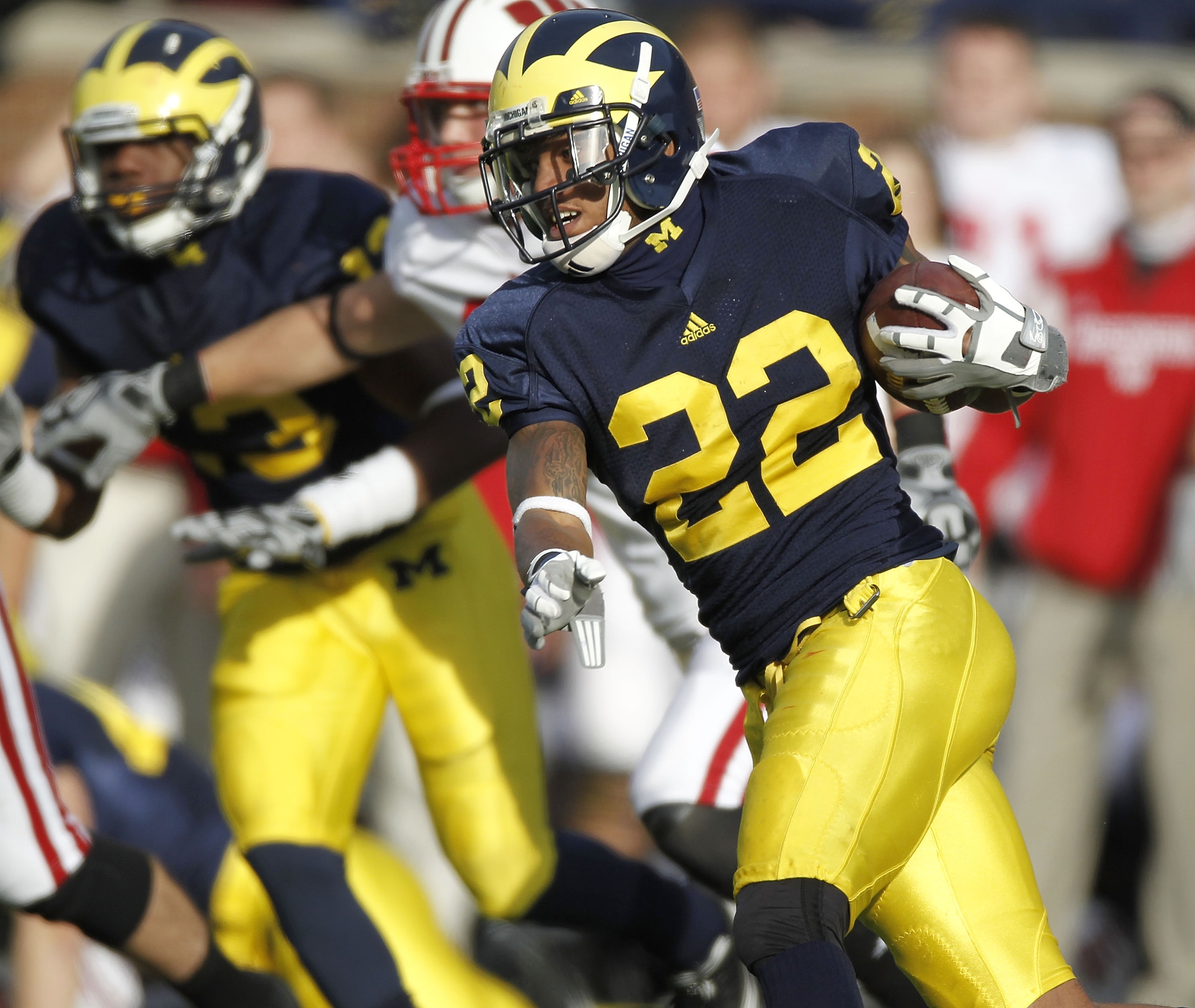 ANN ARBOR, MI - NOVEMBER 20:  Darryl Stonum #22 of the Michigan Wolverines returns a fourth quarter kickoff while playing the Wisconsin Badgers tackles at Michigan Stadium on November 20, 2010 in Ann Arbor, Michigan. Wisconsin won the game 48-38.  (Photo