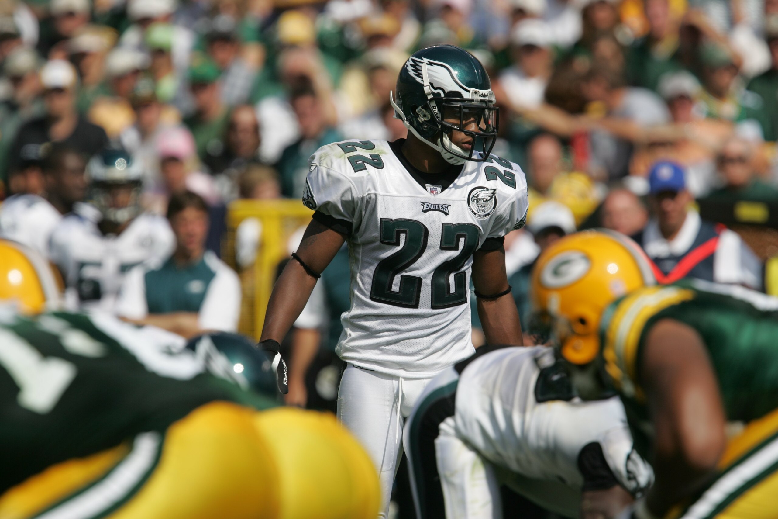 GREEN BAY, WI - SEPTEMBER 09: Joselio Hanson #22 of the Philadelphia Eagles looks over the Green Bay Packer offense on September 9, 2007 at Lambeau Field in Green Bay, Wisconsin. The Packers defeated the Eagles 16-13. (Photo by Jonathan Daniel/Getty Image