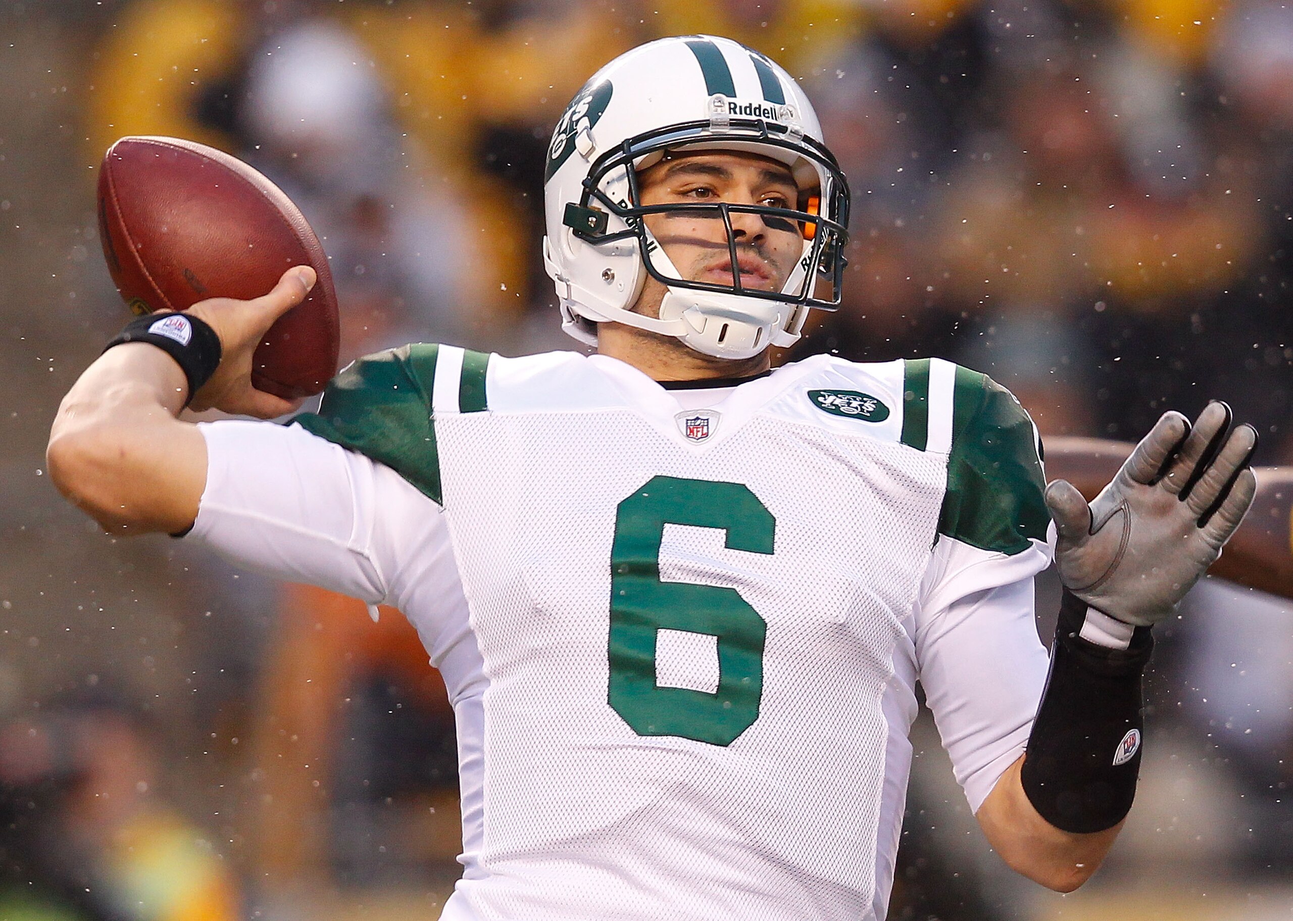 PITTSBURGH - DECEMBER 19:  Mark Sanchez #6 of the New York Jets throws a pass against the Pittsburgh Steelers during the game on December 19, 2010 at Heinz Field in Pittsburgh, Pennsylvania.  (Photo by Jared Wickerham/Getty Images)