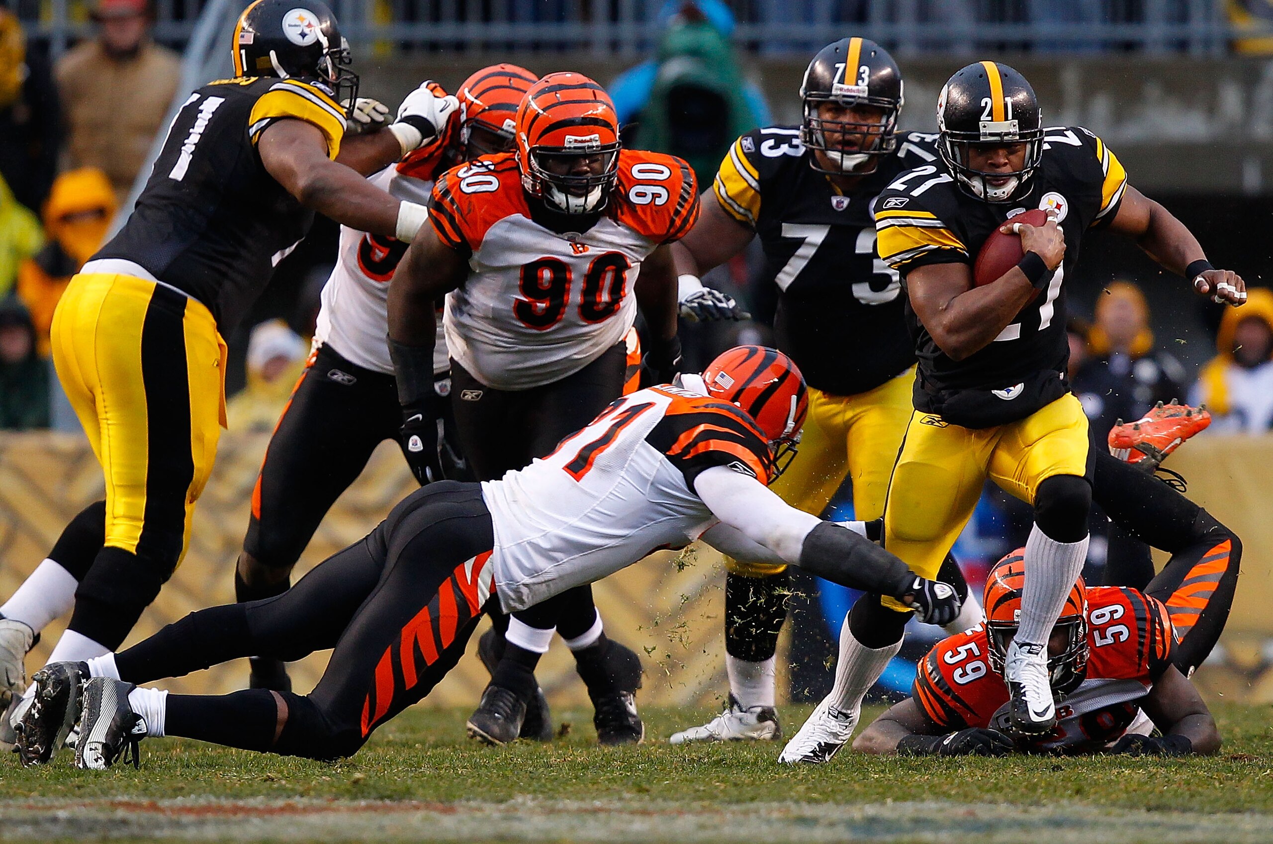 PITTSBURGH - DECEMBER 12:  Mewelde Moore #21 of the Pittsburgh Steelers runs with the ball against the Cincinnati Bengals during the game on December 12, 2010 at Heinz Field in Pittsburgh, Pennsylvania.  (Photo by Jared Wickerham/Getty Images)