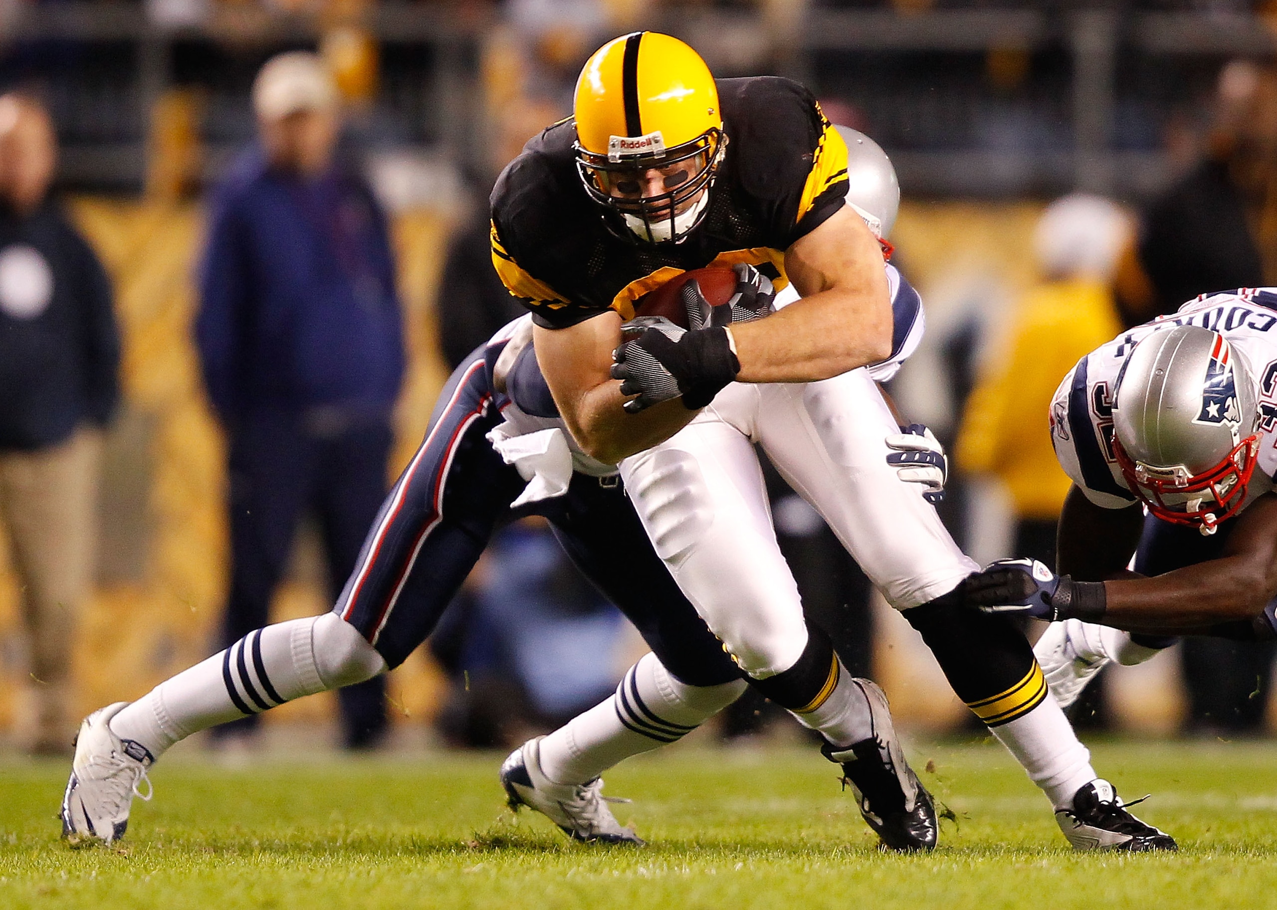 PITTSBURGH, PA - NOVEMBER 14:  Heath Miller #83 of the Pittsburgh Steelers runs with the ball against the New England Patriots during the game on November 14, 2010 at Heinz Field in Pittsburgh, Pennsylvania.  (Photo by Jared Wickerham/Getty Images)