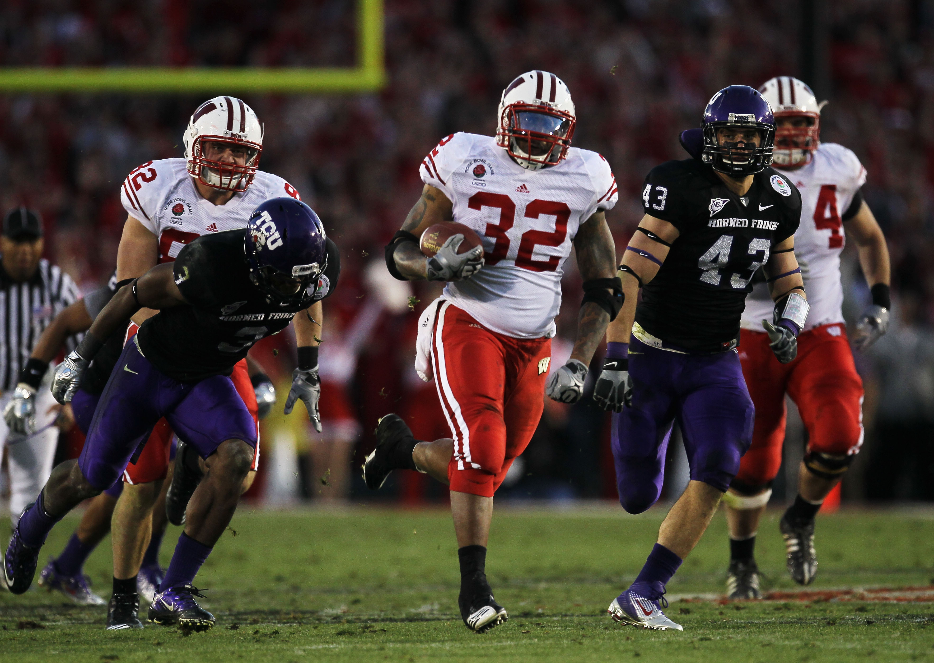 PASADENA, CA - JANUARY 01:  Running back John Clay #32 of the Wisconsin Badgers rushes with the ball against the TCU Horned Frogs in the fourth quarter of the 97th Rose Bowl game on January 1, 2011 in Pasadena, California.  (Photo by Stephen Dunn/Getty Im