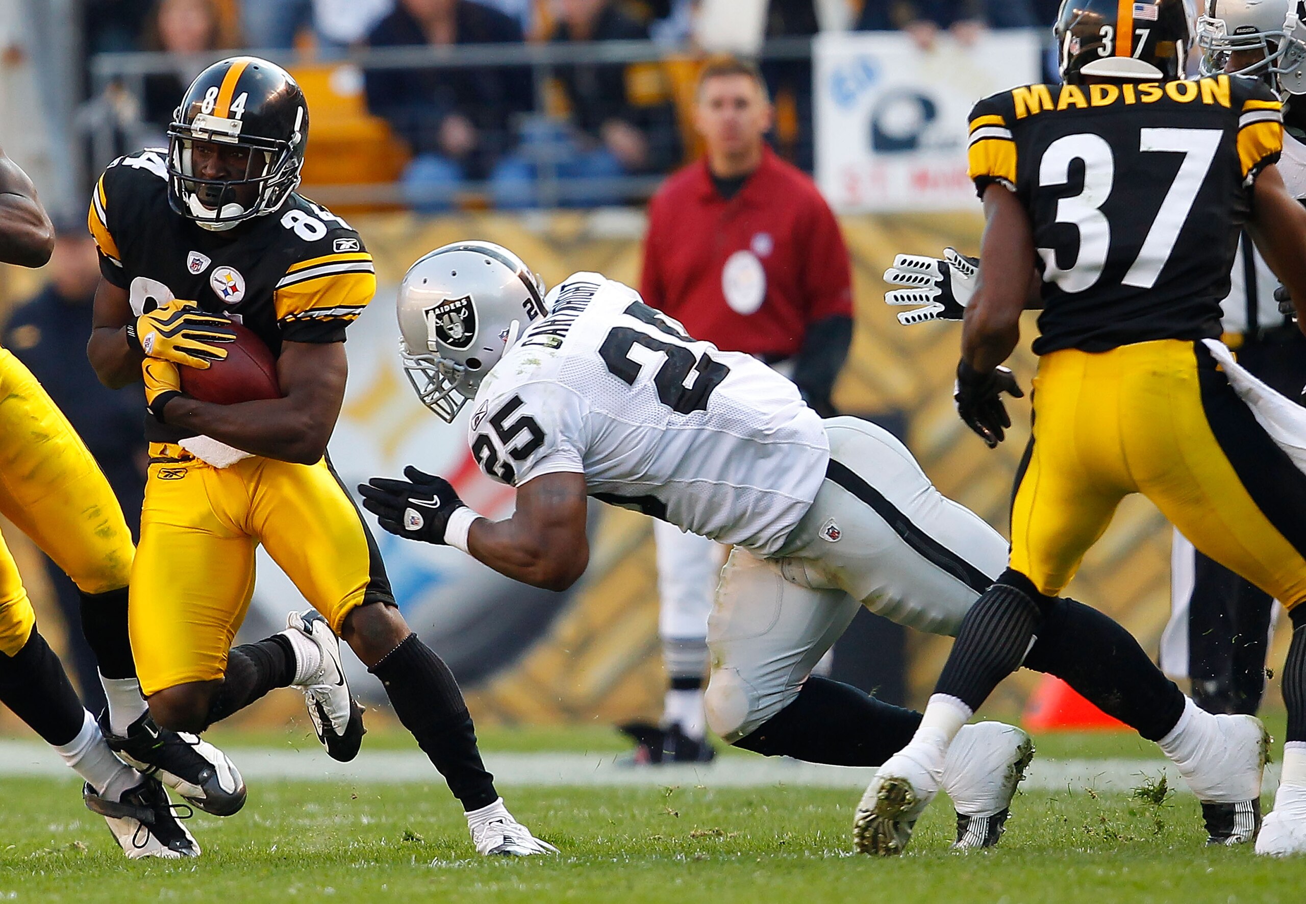 PITTSBURGH, PA - NOVEMBER 21:  Antonio Brown #84 of the Pittsburgh Steelers evades tacklers during a punt return against the Oakland Raiders during the game on November 21, 2010 at Heinz Field in Pittsburgh, Pennsylvania.  (Photo by Jared Wickerham/Getty 