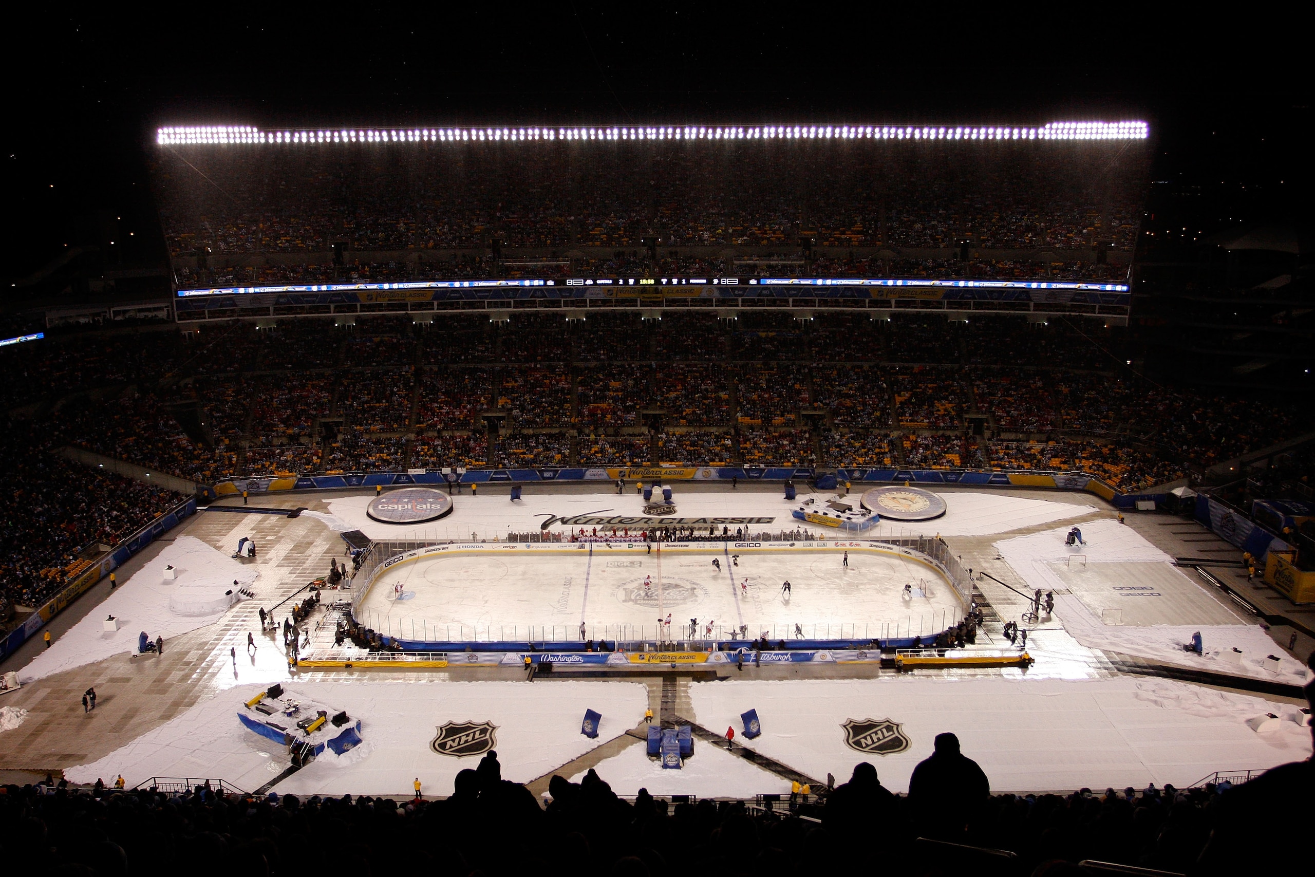PITTSBURGH, PA - JANUARY 01:  A general view is seen as the Pittsburgh Penguins take on the Washington Capitals during the 2011 NHL Bridgestone Winter Classic at Heinz Field on January 1, 2011 in Pittsburgh, Pennsylvania. Washington won 3-1.  (Photo by Ju