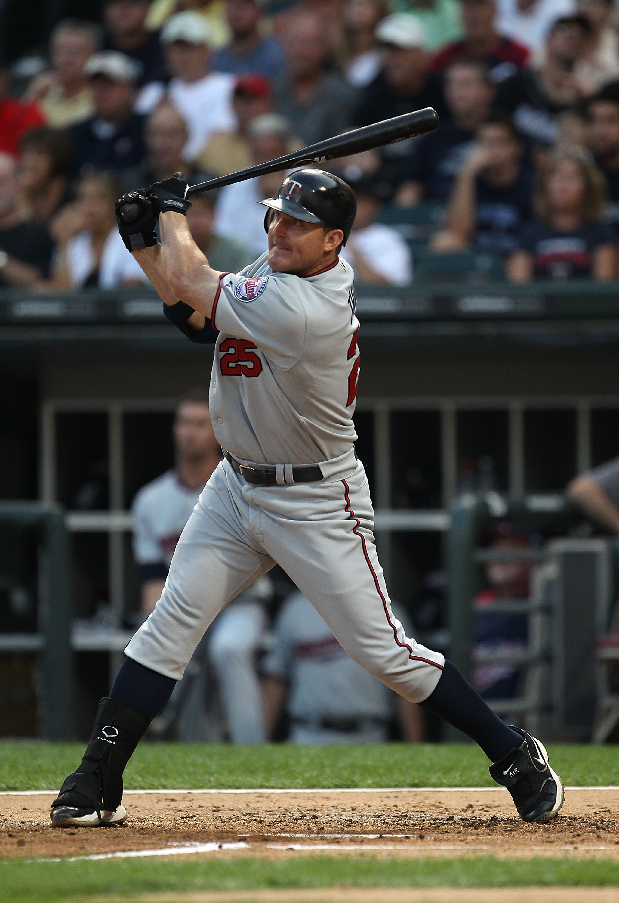 CHICAGO, IL - AUGUST 10: Designated hitter Jim Thome #25 of the