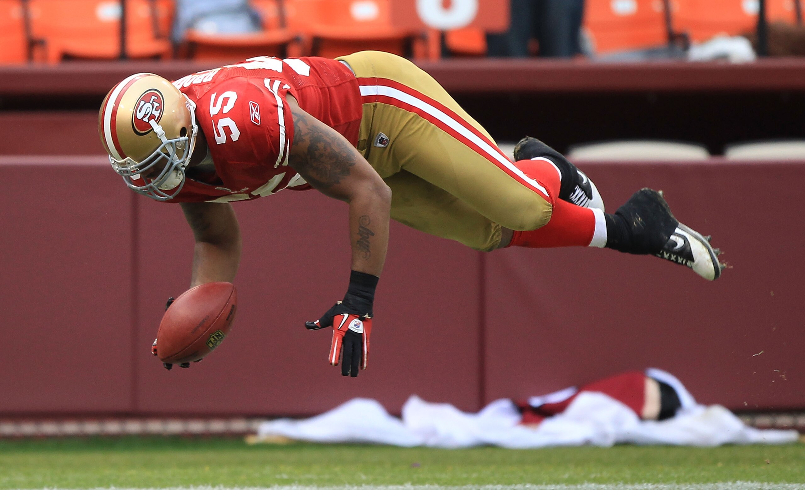SAN FRANCISCO, CA - JANUARY 02:    Ahamd Brooks #55 of the San Francisco 49ers intercepts the ball against the Arizona Cardinals during an NFL game at Candlestick Park on January 2, 2011 in San Francisco, California.  (Photo by Jed Jacobsohn/Getty Images)