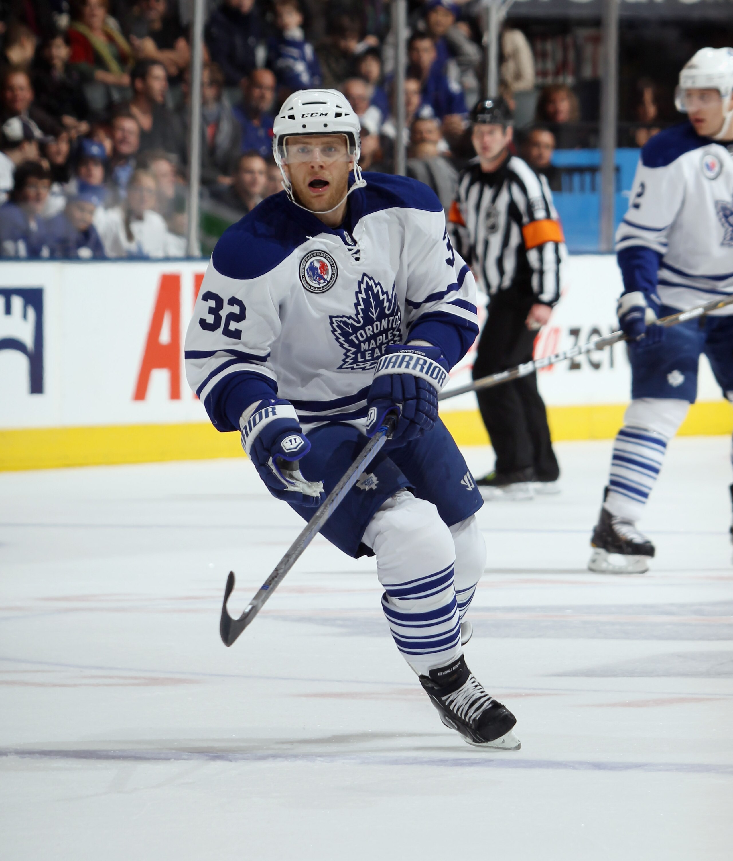 TORONTO, ON - NOVEMBER 06:  Kris Versteeg #32 of the Toronto Maple Leafs skates against the Buffalo Sabres at the Air Canada Centre on November 6, 2010 in Toronto, Canada. The Sabres defeated the Maple Leafs 3-2.  (Photo by Bruce Bennett/Getty Images)