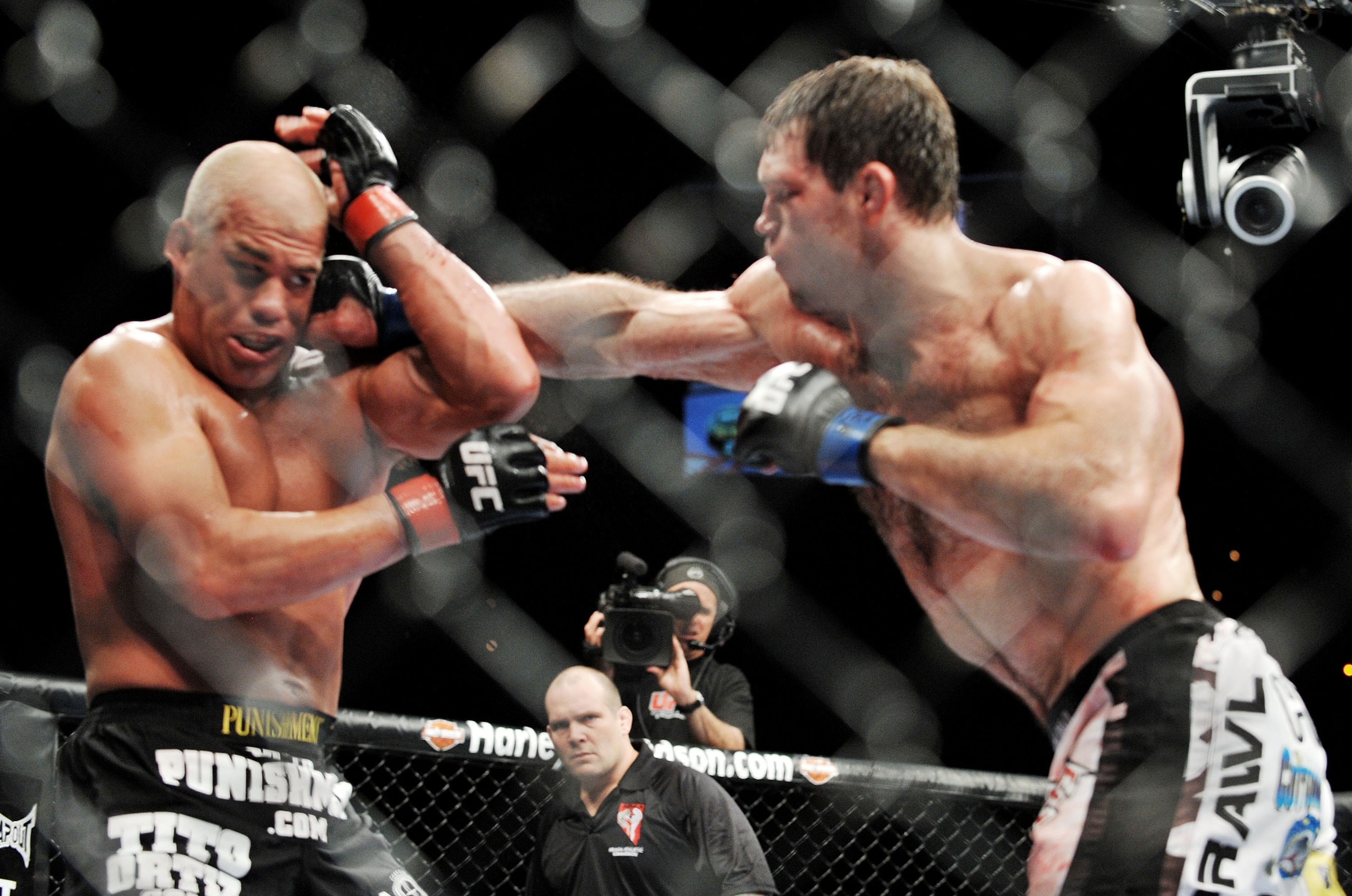 LAS VEGAS - NOVEMBER 21: Tito Ortiz (L) battles Forrest Griffin (R) during their Light Heavyweight Fight at the UFC 106 at Mandalay Bay Events Center on November 21, 2009 in Las Vegas, Nevada. (Photo by Jon Kopaloff/Getty Images)