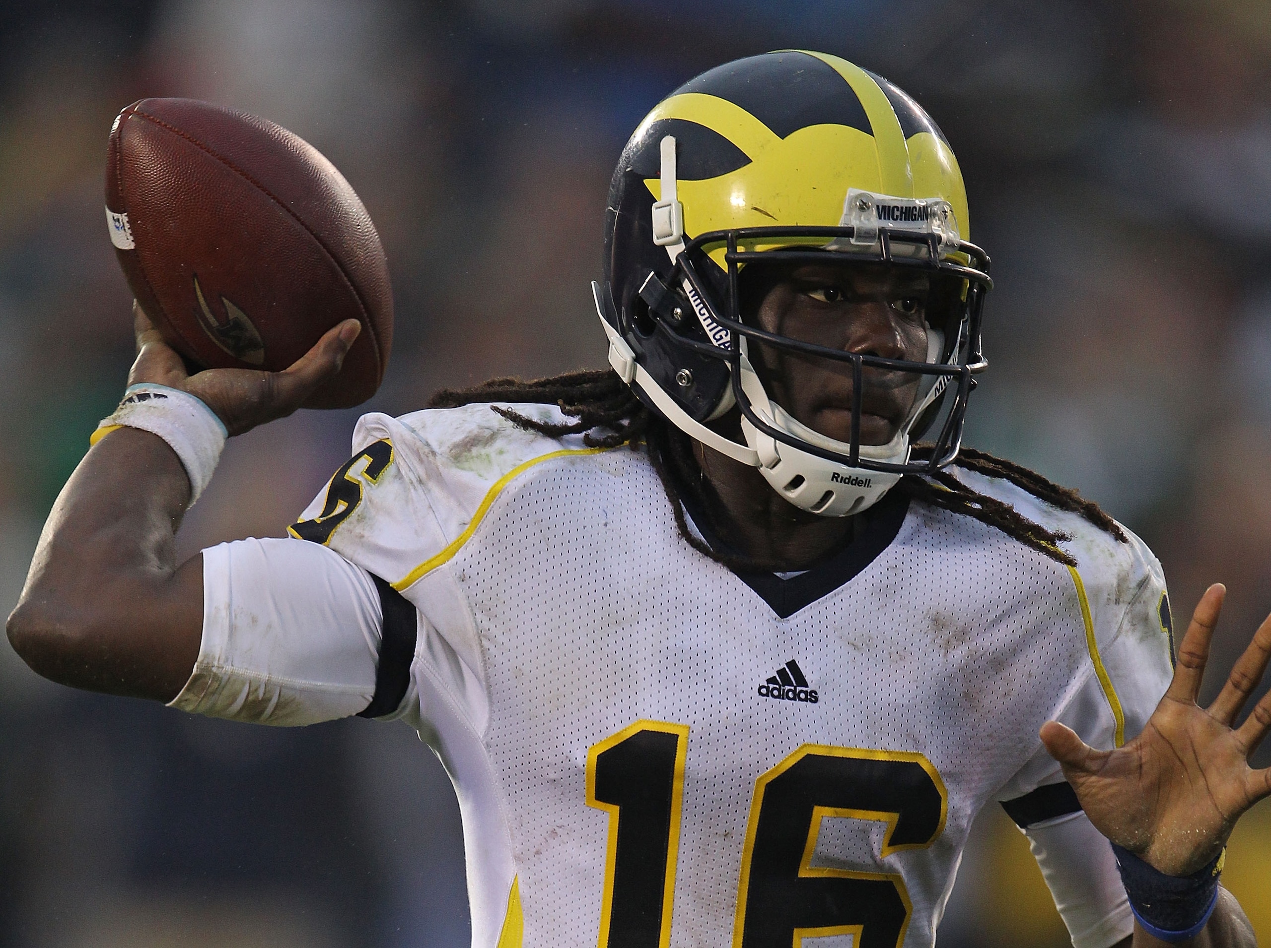 SOUTH BEND, IN - SEPTEMBER 11: Denard Robinson #16 of the Michigan Wolverines throws a pass against the Notre Dame Fighting Irish at Notre Dame Stadium on September 11, 2010 in South Bend, Indiana. Michigan defeated Notre Dame 28-24.  (Photo by Jonathan D