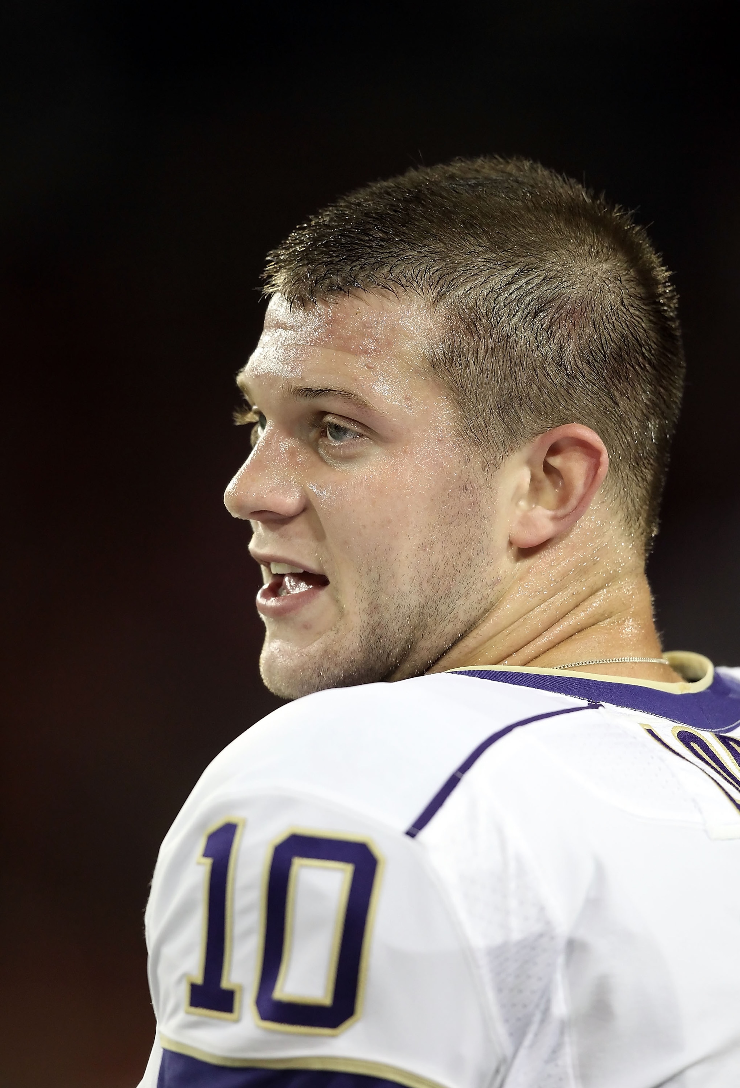 TUCSON, AZ - OCTOBER 23: Quarterback Jake Locker #10 of the Washington Huskies during the college football game against the Arizona Wildcats at Arizona Stadium on October 23, 2010 in Tucson, Arizona. The Wildcats defeated the Huskies 44-14. (Photo by Ch TUCSON, AZ - OCTOBER 23: Quarterback Jake Locker #10 of the Washington Huskies during the college football game against the Arizona Wildcats at Arizona Stadium on October 23, 2010 in Tucson, Arizona. The Wildcats defeated the Huskies 44-14. (Photo by Ch