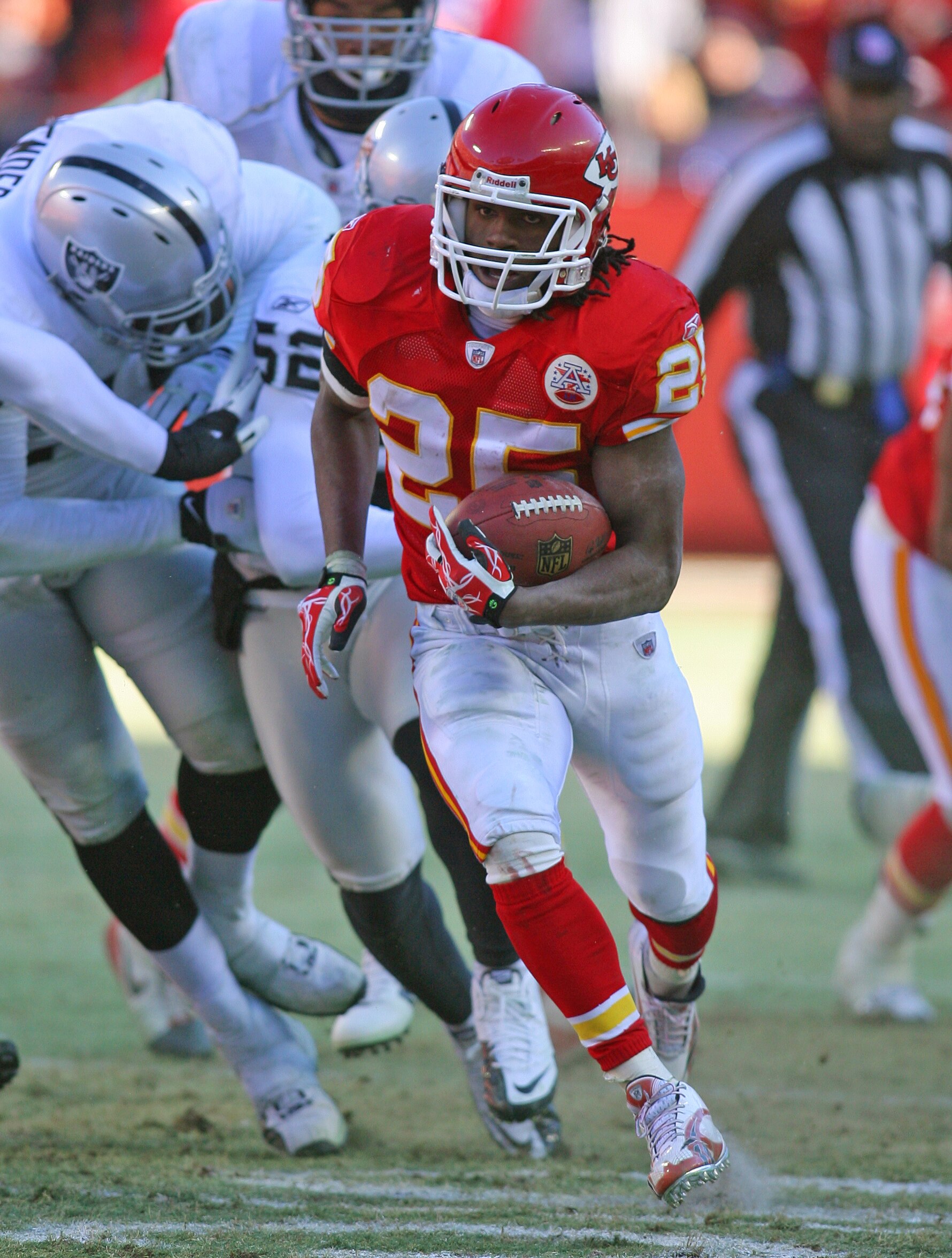 KANSAS CITY, MO - JANUARY 02:  Running back Jamaal Charles #25 of the Kansas City Chiefs runs down field in a game against the Oakland Raiders at Arrowhead Stadium on January 2, 2011 in Kansas City, Missouri.  The Raiders won 31-10 (Photo by Tim Umphrey/G