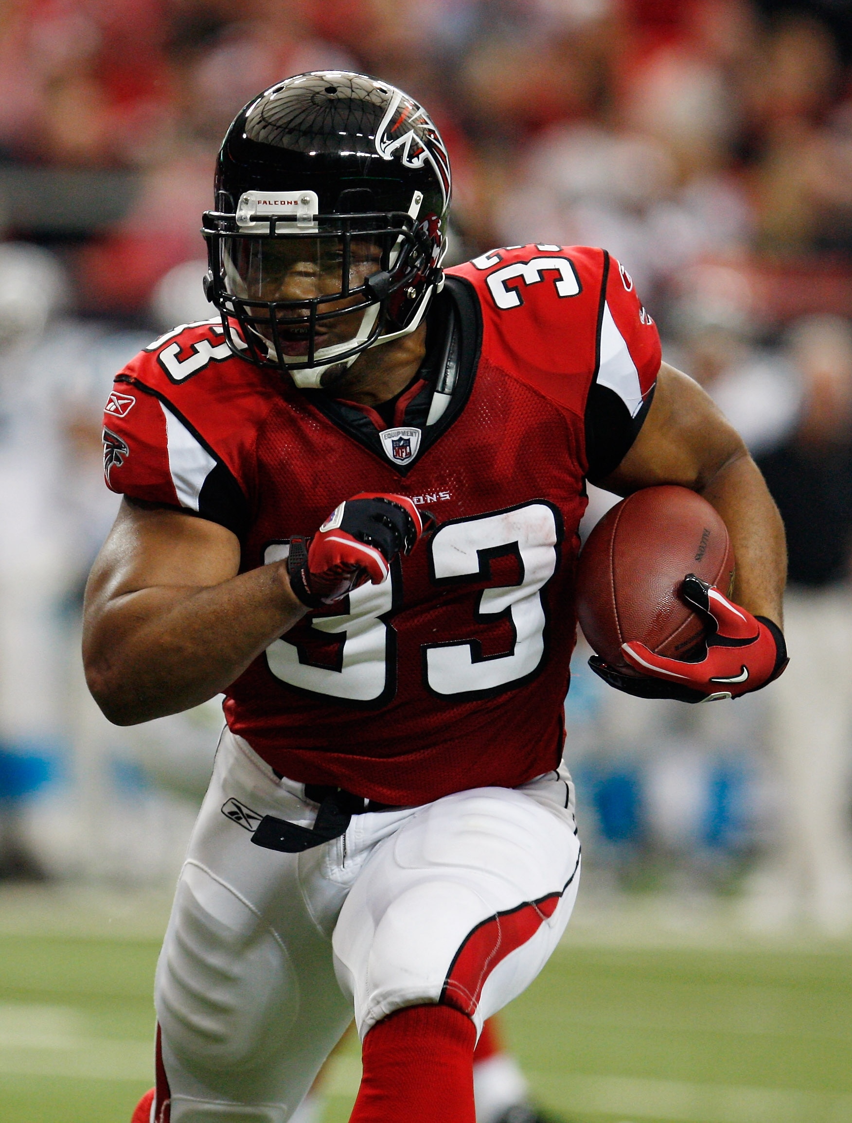 ATLANTA, GA - JANUARY 02:  Michael Turner #33 of the Atlanta Falcons runs upfield during the game against the Carolina Panthers at the Georgia Dome on January 2, 2011 in Atlanta, Georgia.  (Photo by Scott Halleran/Getty Images)