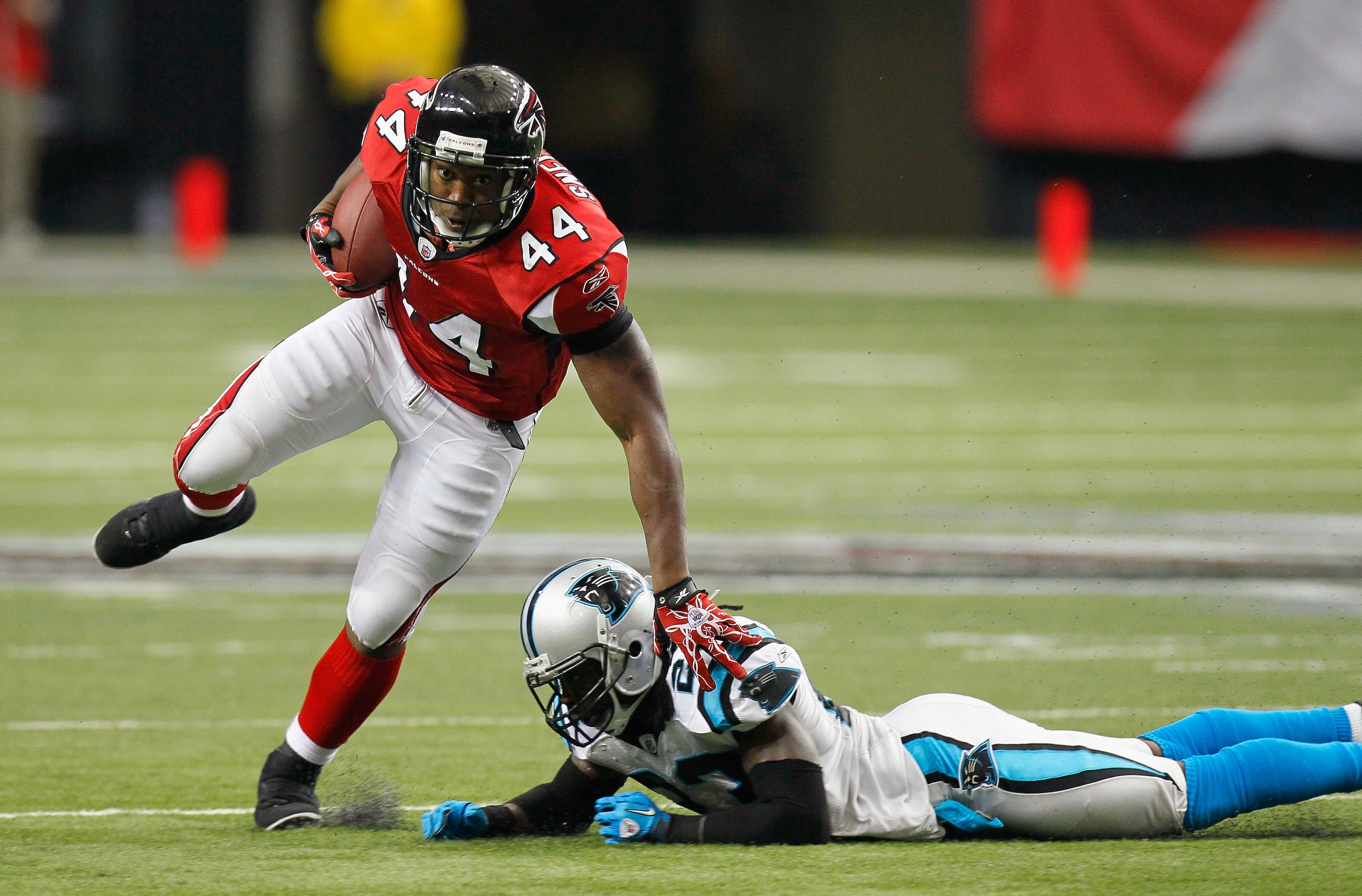 ATLANTA, GA - JANUARY 02:  Jason Snelling #44 of the Atlanta Falcons breaks a tackle by Sherrod Martin #23 of the Carolina Panthers at Georgia Dome on January 2, 2011 in Atlanta, Georgia.  (Photo by Kevin C. Cox/Getty Images)
