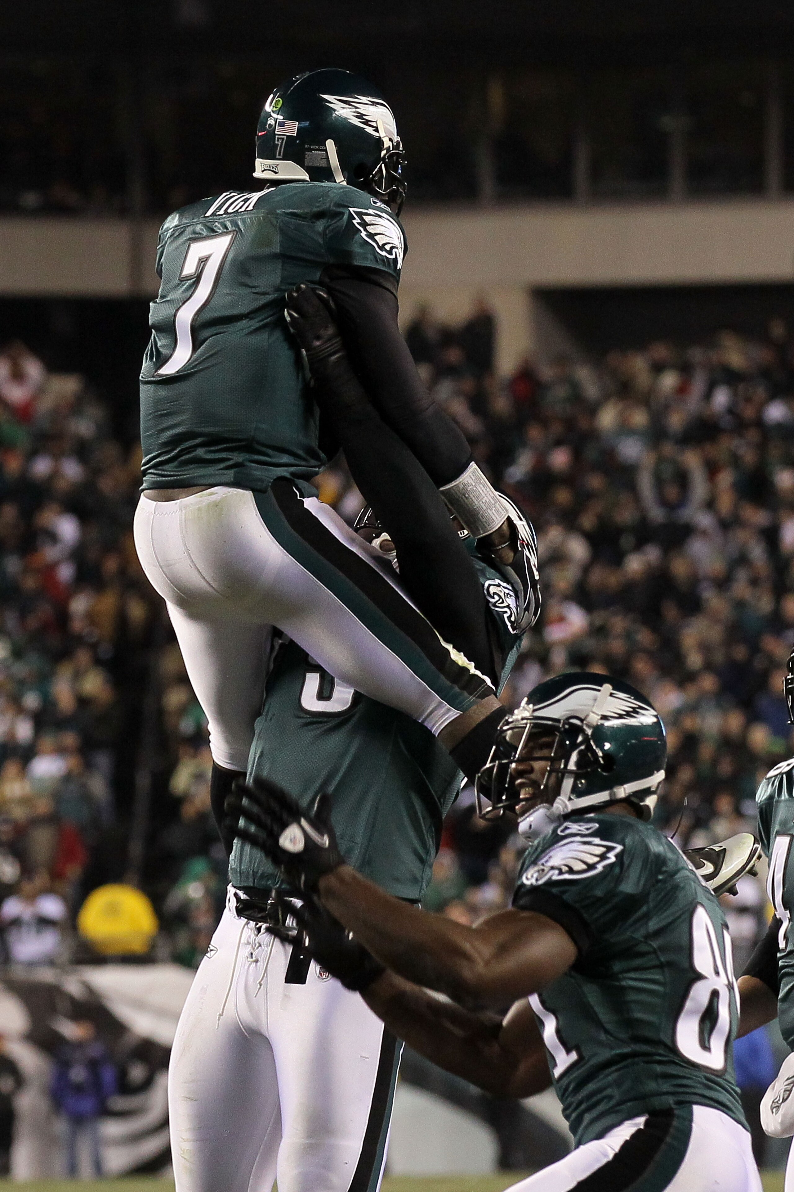 PHILADELPHIA, PA - DECEMBER 28: Todd Herremans #79 lifts Michael Vick #7 of the Philadelphia Eagles after a play against the Minnesota Vikings at Lincoln Financial Field on December 28, 2010 in Philadelphia, Pennsylvania. (Photo by Jim McIsaac/Getty Image
