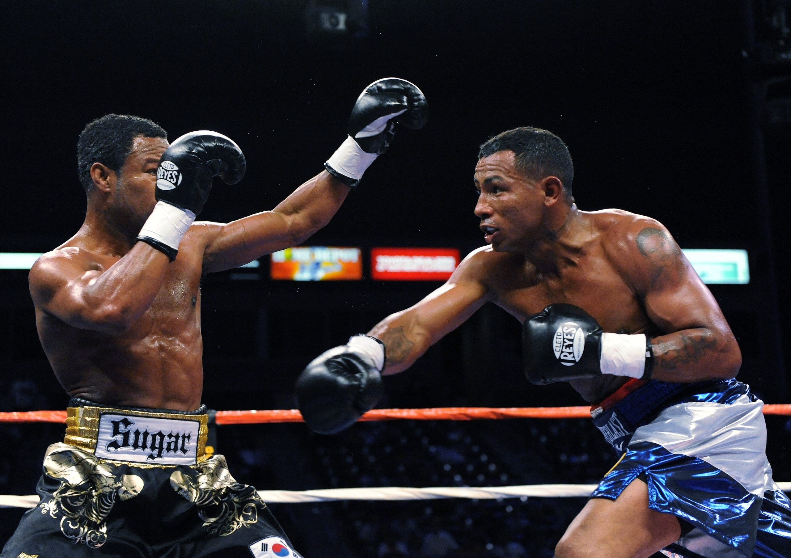 CARSON, CA - SEPTEMBER 27:  Shane Mosley (L) slips the punch of Ricardo Mayorga of Nicaragua in the third round during their junior middleweight bout at the Home Depot Center on September 27, 2008 in Carson, California.  (Photo by Harry How/Getty Images)