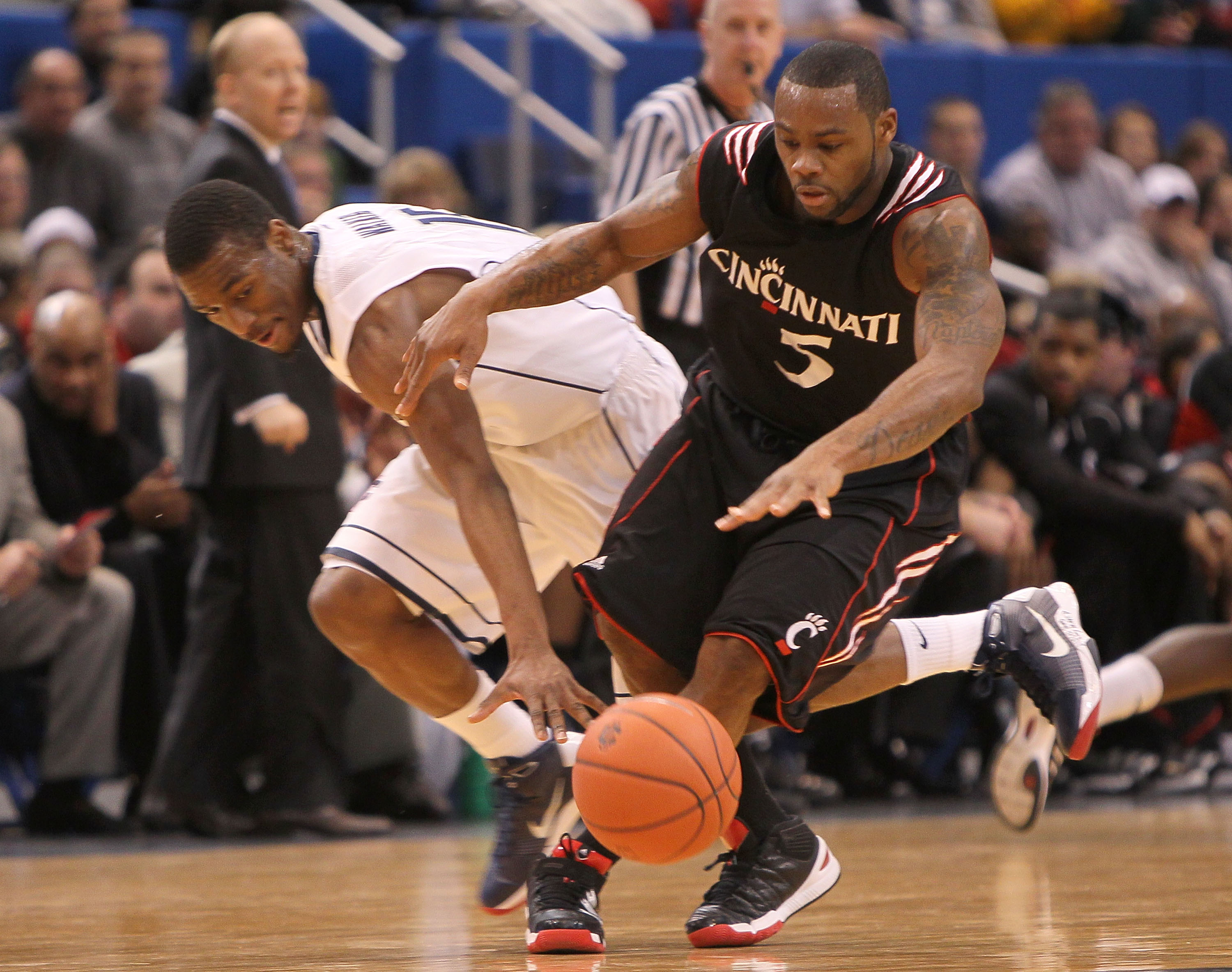 HARTFORD, CT - FEBRUARY 13: Kemba Walker #15 of the Connecticut Huskies battles against Deonta Vaughn #5 of the Cincinnati Bearcats at the XL Center on February 13, 2010 in Hartford, Connecticut. (Photo by Jim Rogash/Getty Images)