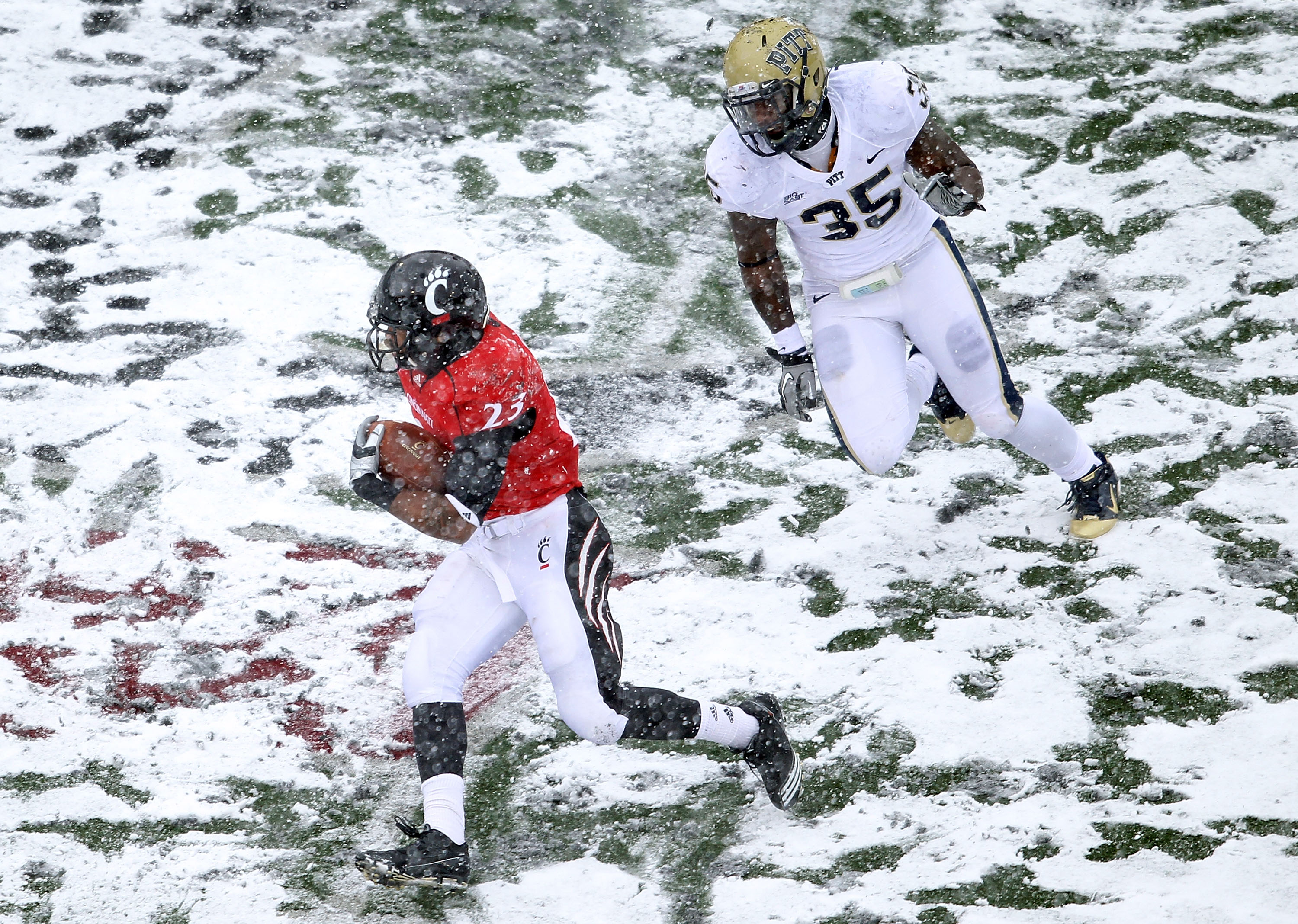 CINCINNATI, OH - DECEMBER 04:  Isaiah Pead #23 of the Cincinnati Bearcats runs with the ball  during the Big East Conference game against the Pittsburgh Panthers at Nippert Stadium on December 4, 2010 in Cincinnati, Ohio. Pittsburgh won 28-10.  (Photo by 