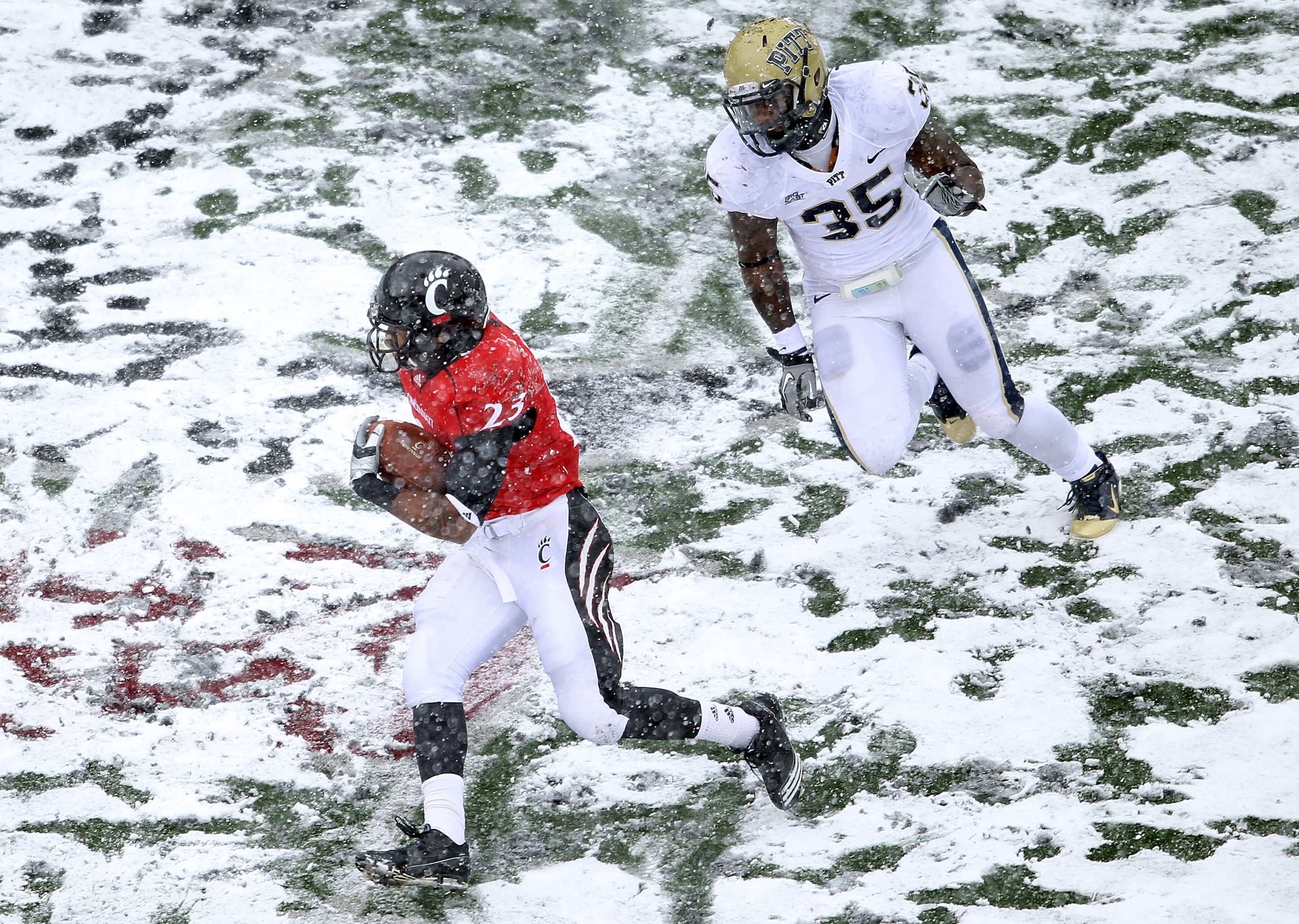 CINCINNATI, OH - DECEMBER 04: Isaiah Pead #23 of the Cincinnati Bearcats runs with the ball during the Big East Conference game against the Pittsburgh Panthers at Nippert Stadium on December 4, 2010 in Cincinnati, Ohio. Pittsburgh won 28-10. (Photo by CINCINNATI, OH - DECEMBER 04: Isaiah Pead #23 of the Cincinnati Bearcats runs with the ball during the Big East Conference game against the Pittsburgh Panthers at Nippert Stadium on December 4, 2010 in Cincinnati, Ohio. Pittsburgh won 28-10. (Photo by