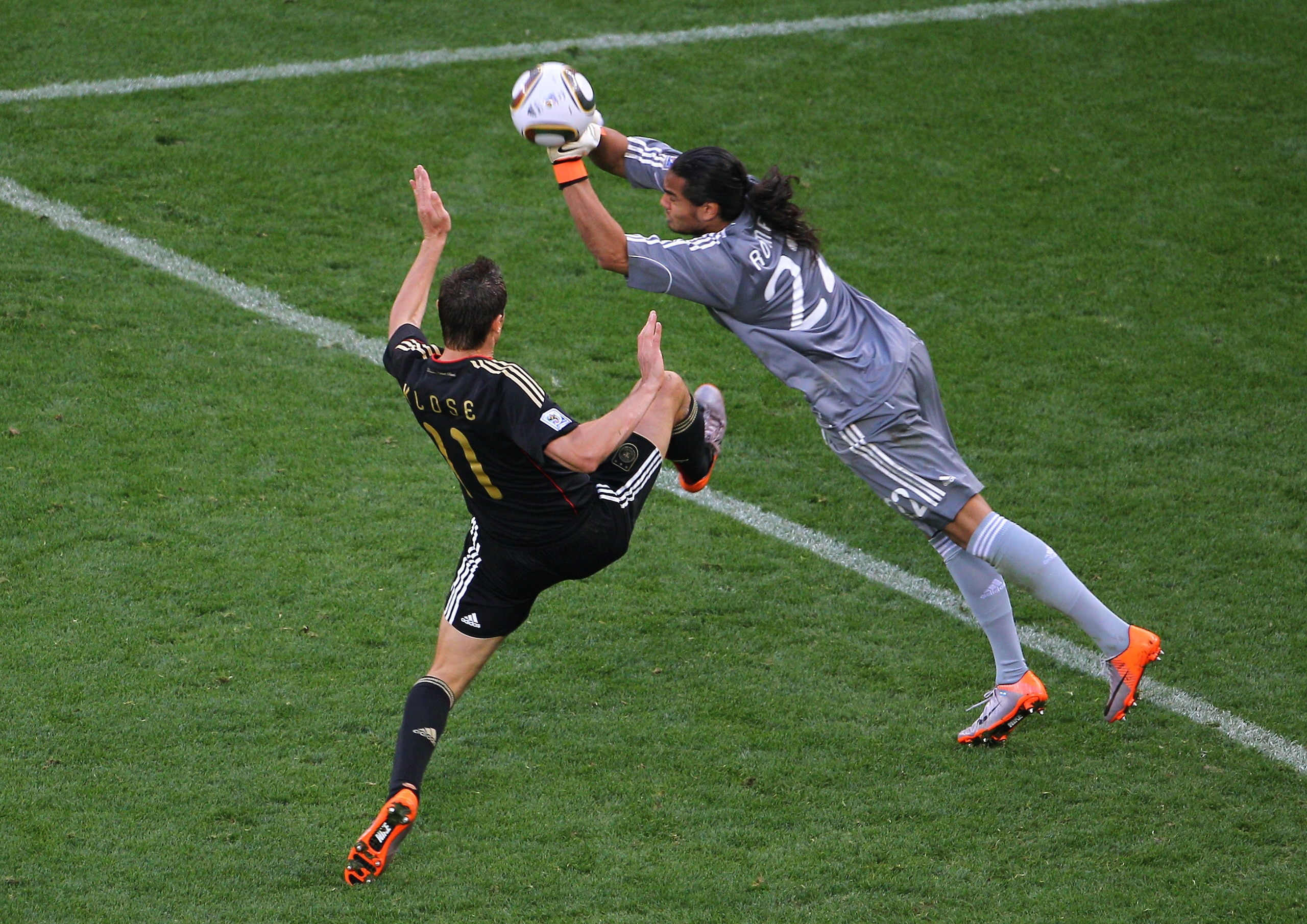 CAPE TOWN, SOUTH AFRICA - JULY 03:  Miroslav Klose of Germany challenges Sergio Romero of Argentina during the 2010 FIFA World Cup South Africa Quarter Final match between Argentina and Germany at Green Point Stadium on July 3, 2010 in Cape Town, South Af