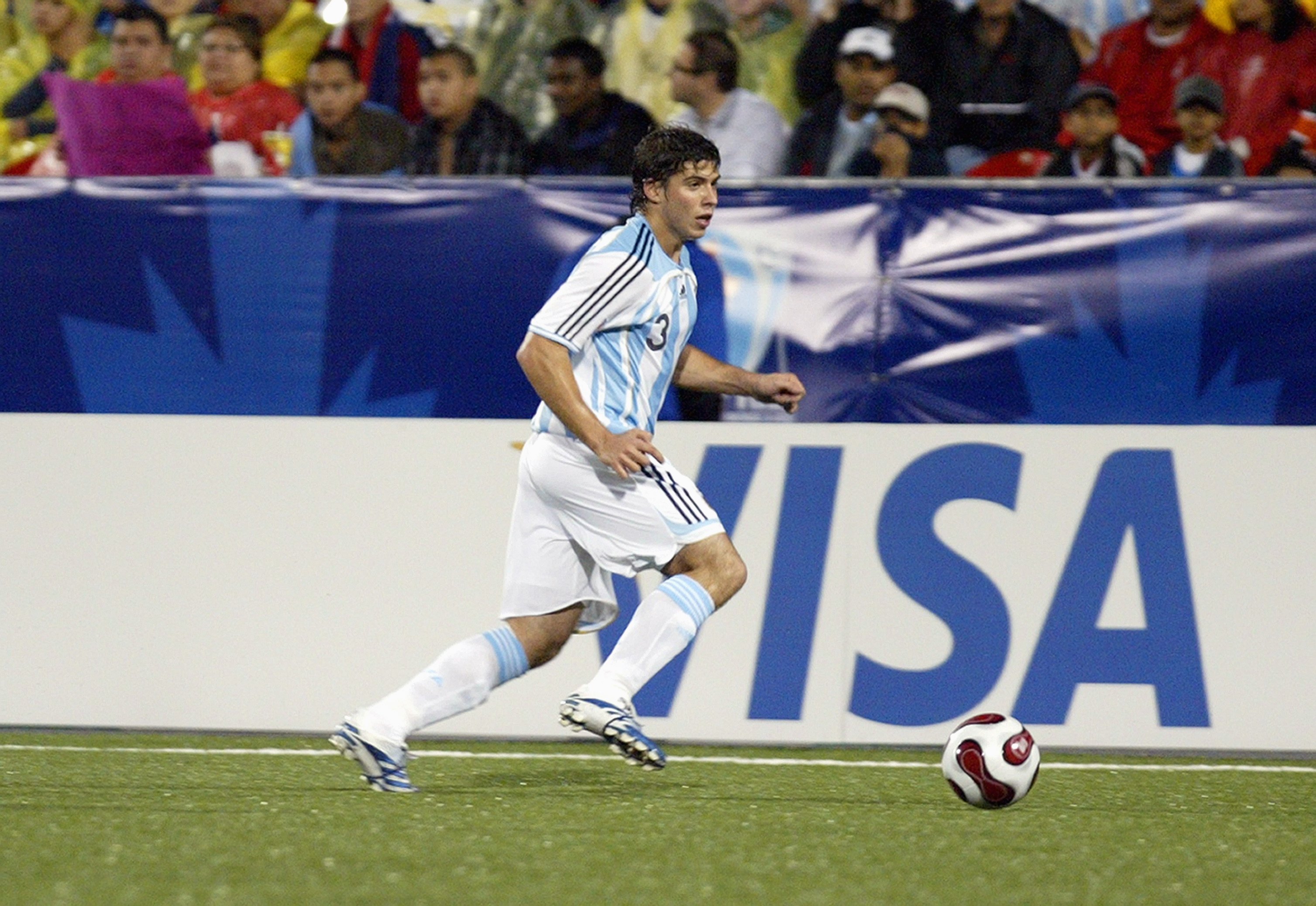 TORONTO - JULY 20:  Emiliano Insua #3 of Argentina moves the ball on the left side during their FIFA U-20 World Cup Canada 2007 semifinal game against Chile at BMO Field on July 20, 2007 in Toronto, Ontario, Canada. (Photo By Dave Sandford/Getty Images)