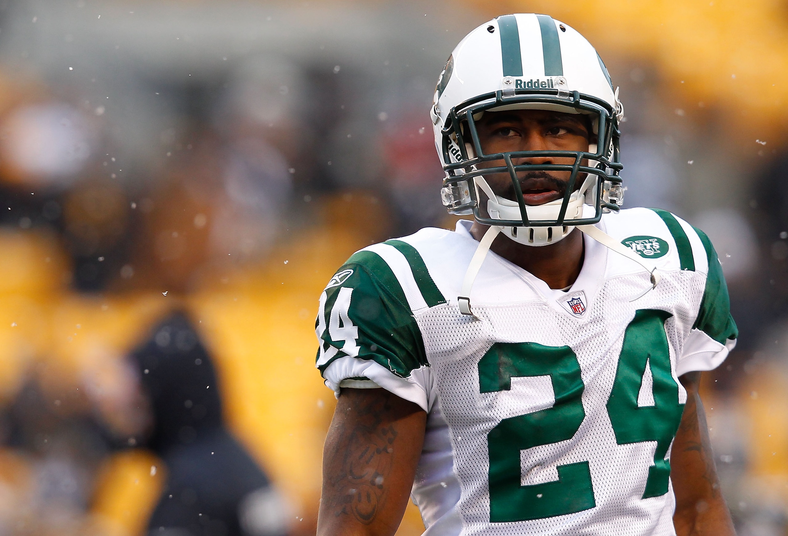 PITTSBURGH - DECEMBER 19: Darrelle Revis #24of the New York Jets warms up prior to the game against the Pittsburgh Steelers on December 19, 2010 at Heinz Field in Pittsburgh, Pennsylvania. (Photo by Jared Wickerham/Getty Images) PITTSBURGH - DECEMBER 19: Darrelle Revis #24of the New York Jets warms up prior to the game against the Pittsburgh Steelers on December 19, 2010 at Heinz Field in Pittsburgh, Pennsylvania. (Photo by Jared Wickerham/Getty Images)