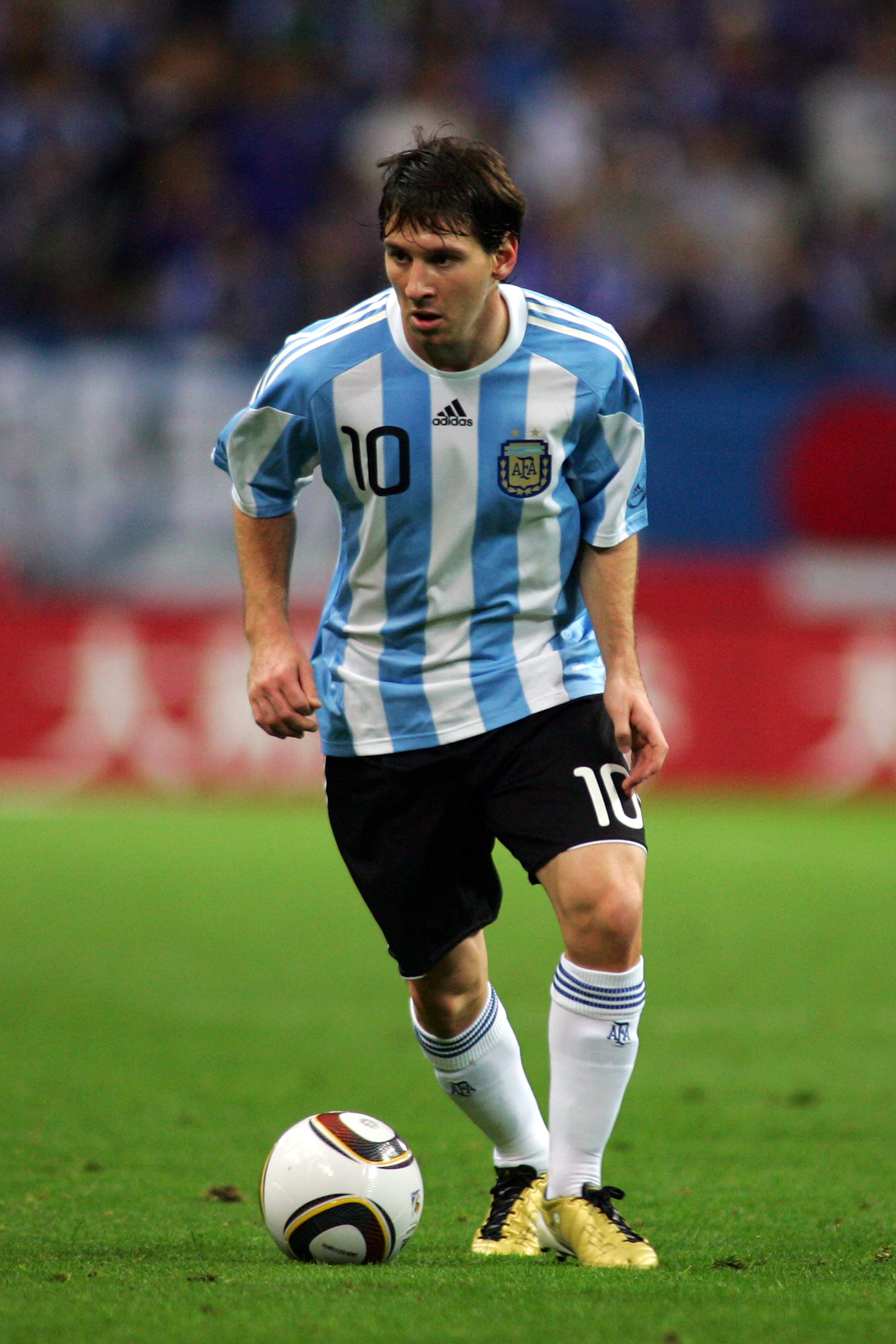 SAITAMA, JAPAN - OCTOBER 08:  Lionel Messi of Argentina is in action during the international friendly match between Japan and Argentina at Saitama Stadium on October 8, 2010 in Saitama, Japan.  (Photo by Koji Watanabe/Getty Images)
