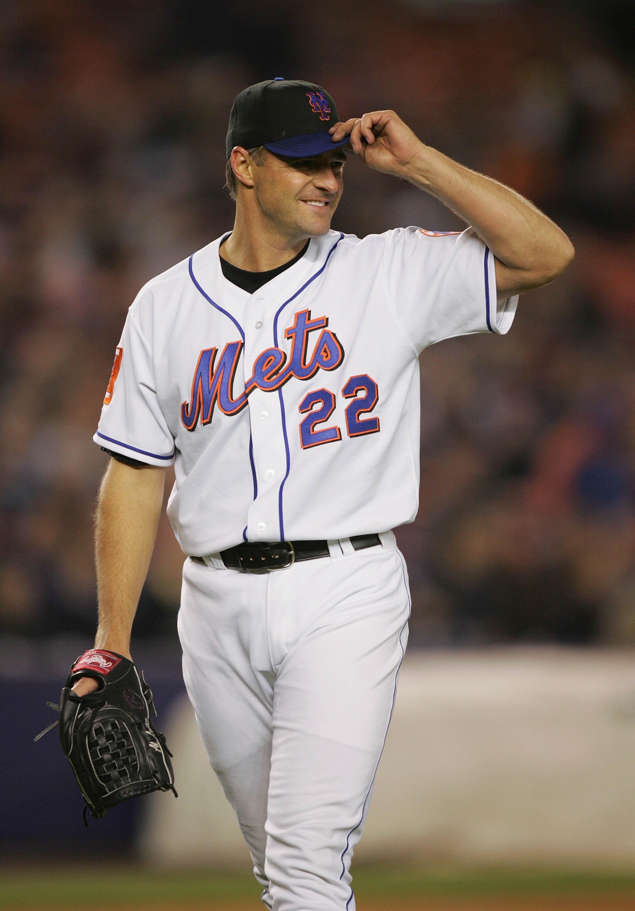 FLUSHING, NY - MAY 6:  Al Leiter #22 of the New York Mets looks on during the game against the San Francisco Giants on May 6, 2004 at Shea Stadium in Flushing, New York.  The Mets won 2-1.  (Photo by Ezra Shaw/Getty Images)