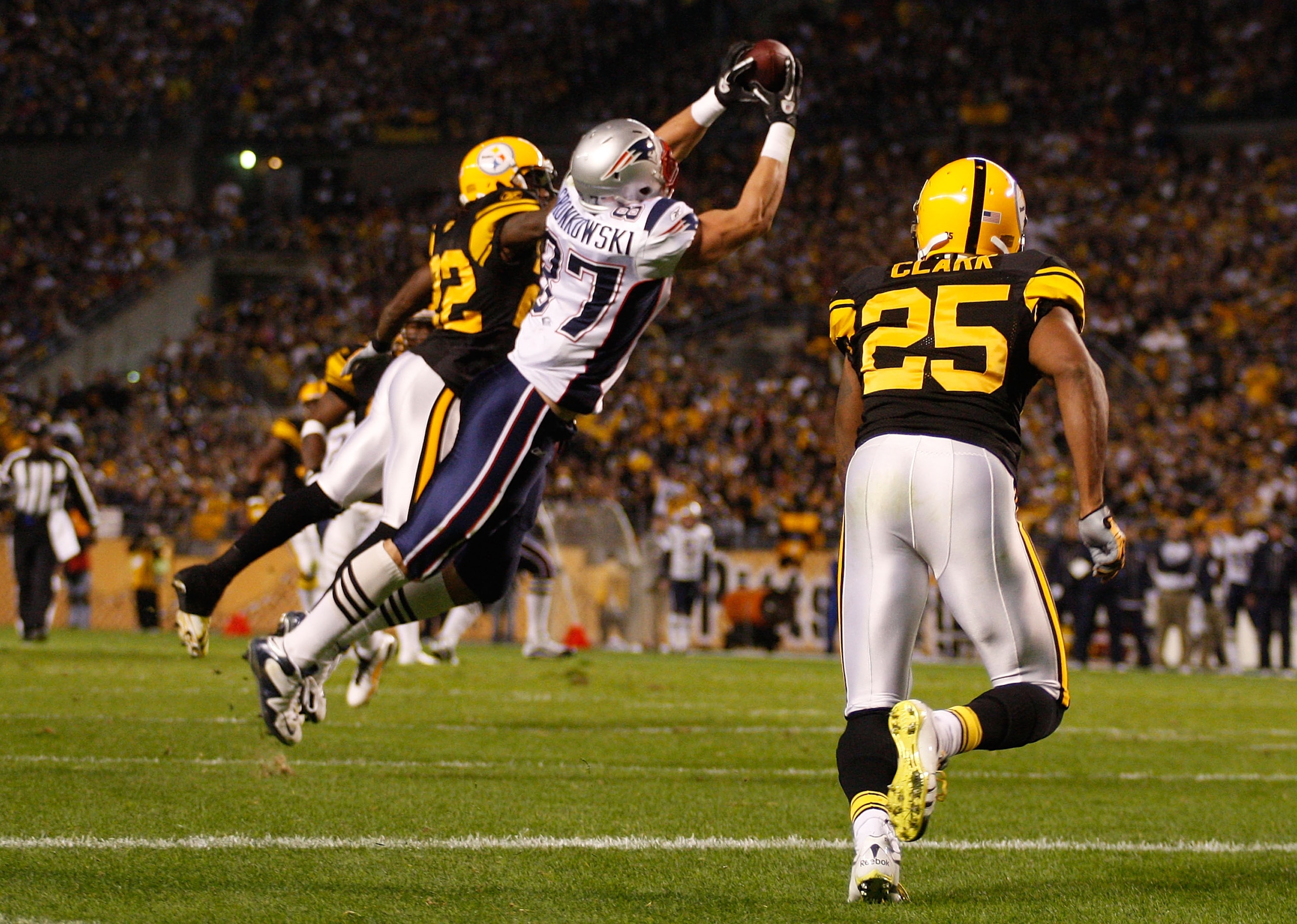 PITTSBURGH - NOVEMBER 14:  Rob Gronkowski #87 of the New England Patriots catches a touchdown pass during the game against the Pittsburgh Steelers on November 14, 2010 at Heinz Field in Pittsburgh, Pennsylvania.  (Photo by Jared Wickerham/Getty Images)