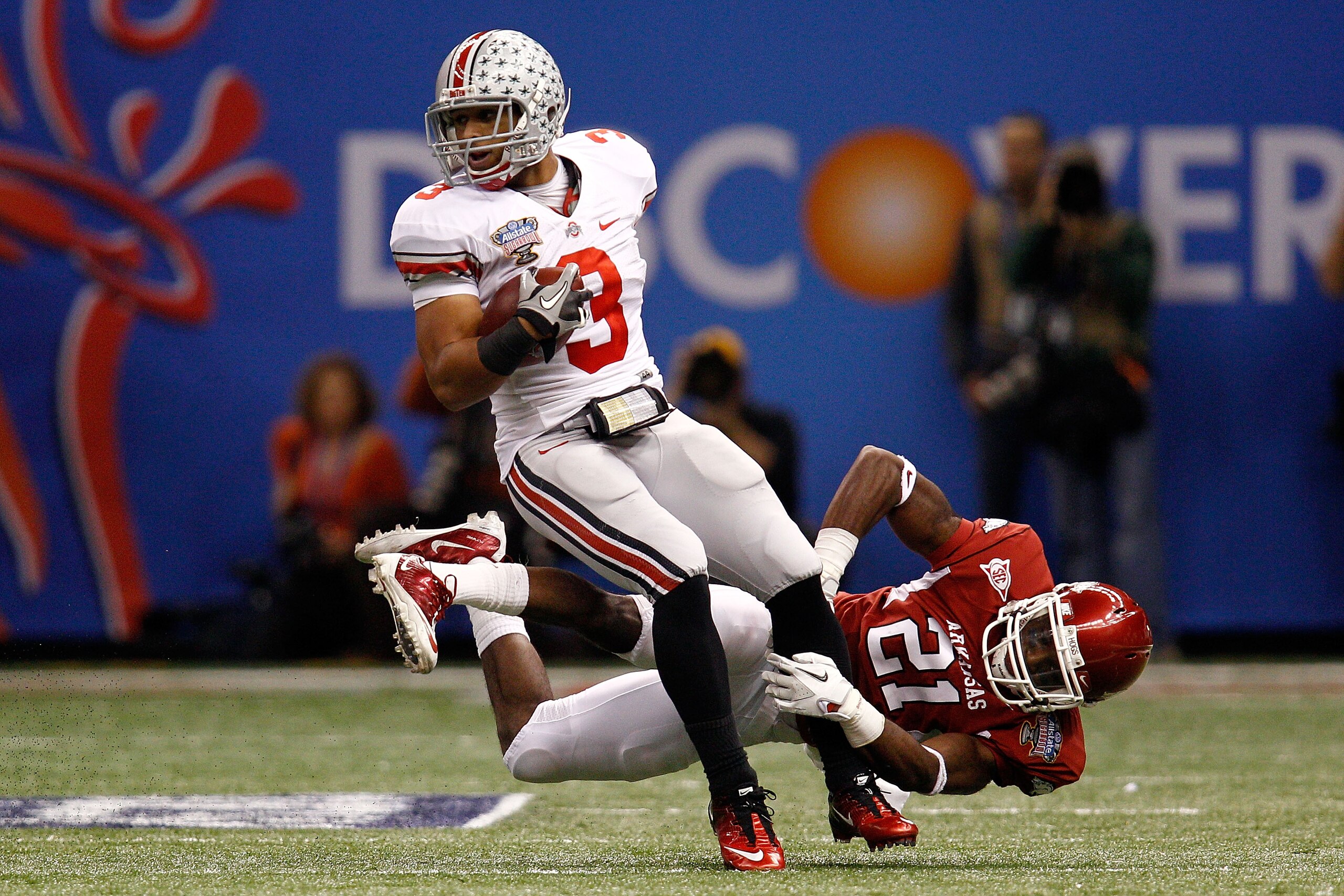 NEW ORLEANS, LA - JANUARY 04: Brandon Saine #3 of the Ohio State Buckeyes makes a move after a catch against Darius Winston #21 of the Arkansas Razorbacks during the Allstate Sugar Bowl at the Louisiana Superdome on January 4, 2011 in New Orleans, Louisi NEW ORLEANS, LA - JANUARY 04: Brandon Saine #3 of the Ohio State Buckeyes makes a move after a catch against Darius Winston #21 of the Arkansas Razorbacks during the Allstate Sugar Bowl at the Louisiana Superdome on January 4, 2011 in New Orleans, Louisi