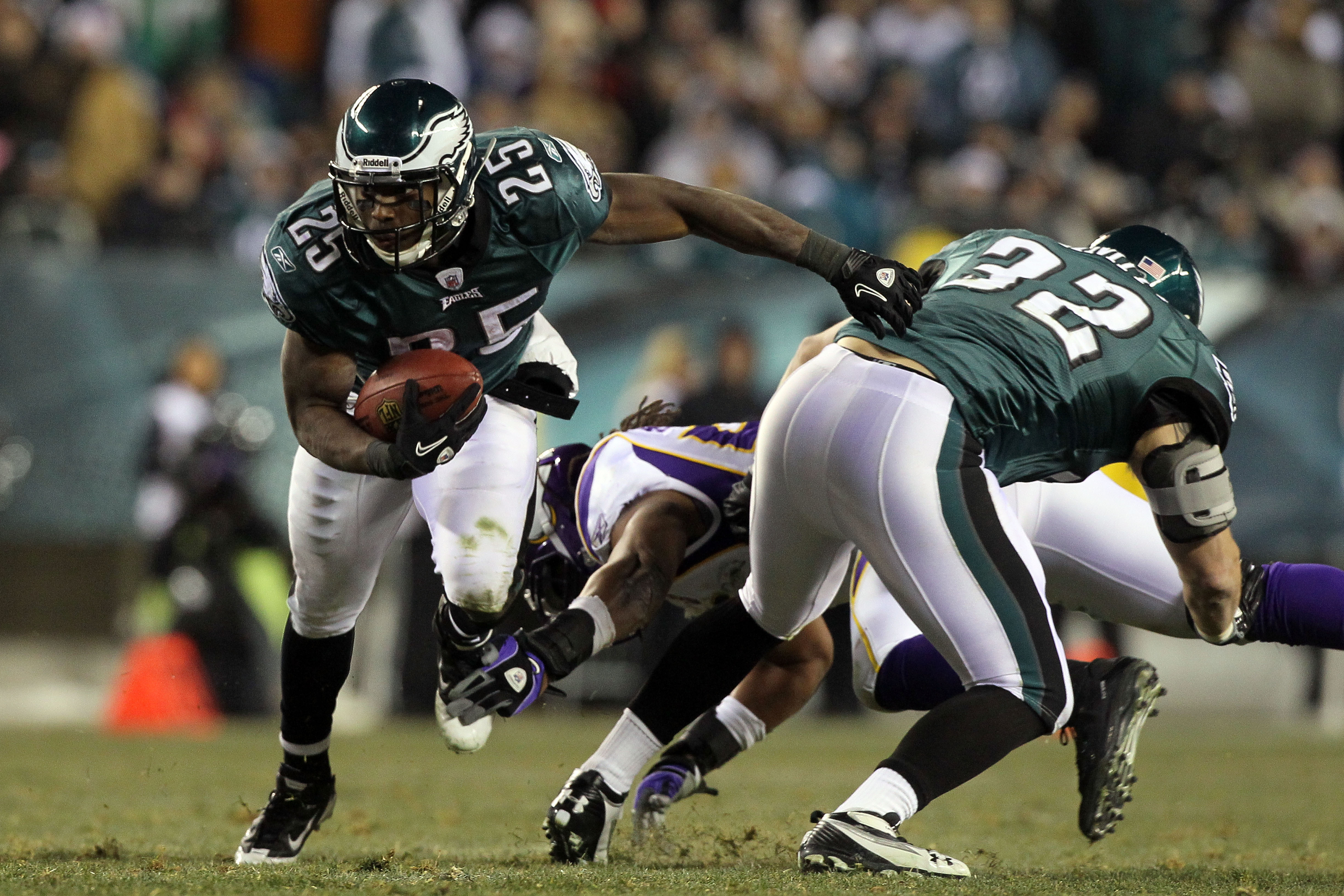 PHILADELPHIA, PA - DECEMBER 28:  LeSean McCoy #25 of the Philadelphia Eagles in action against the Minnesota Vikings at Lincoln Financial Field on December 28, 2010 in Philadelphia, Pennsylvania.  (Photo by Jim McIsaac/Getty Images)