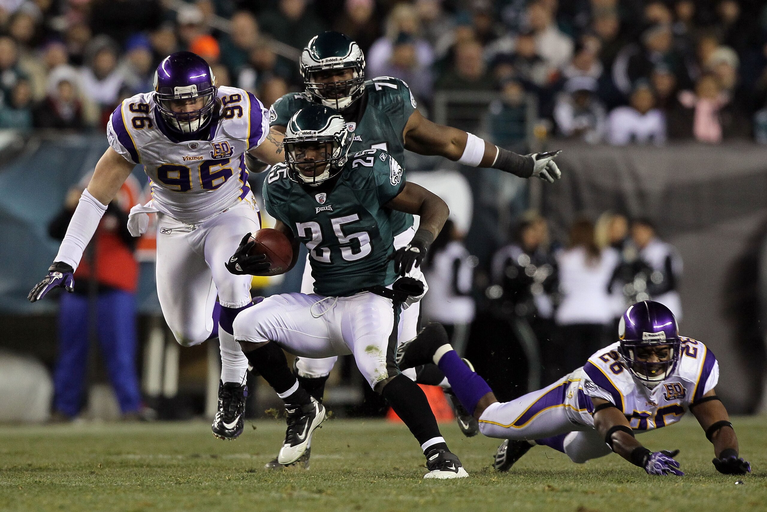 PHILADELPHIA, PA - DECEMBER 28:  LeSean McCoy #25 of the Philadelphia Eagles in action against the Minnesota Vikings at Lincoln Financial Field on December 28, 2010 in Philadelphia, Pennsylvania.  (Photo by Jim McIsaac/Getty Images)