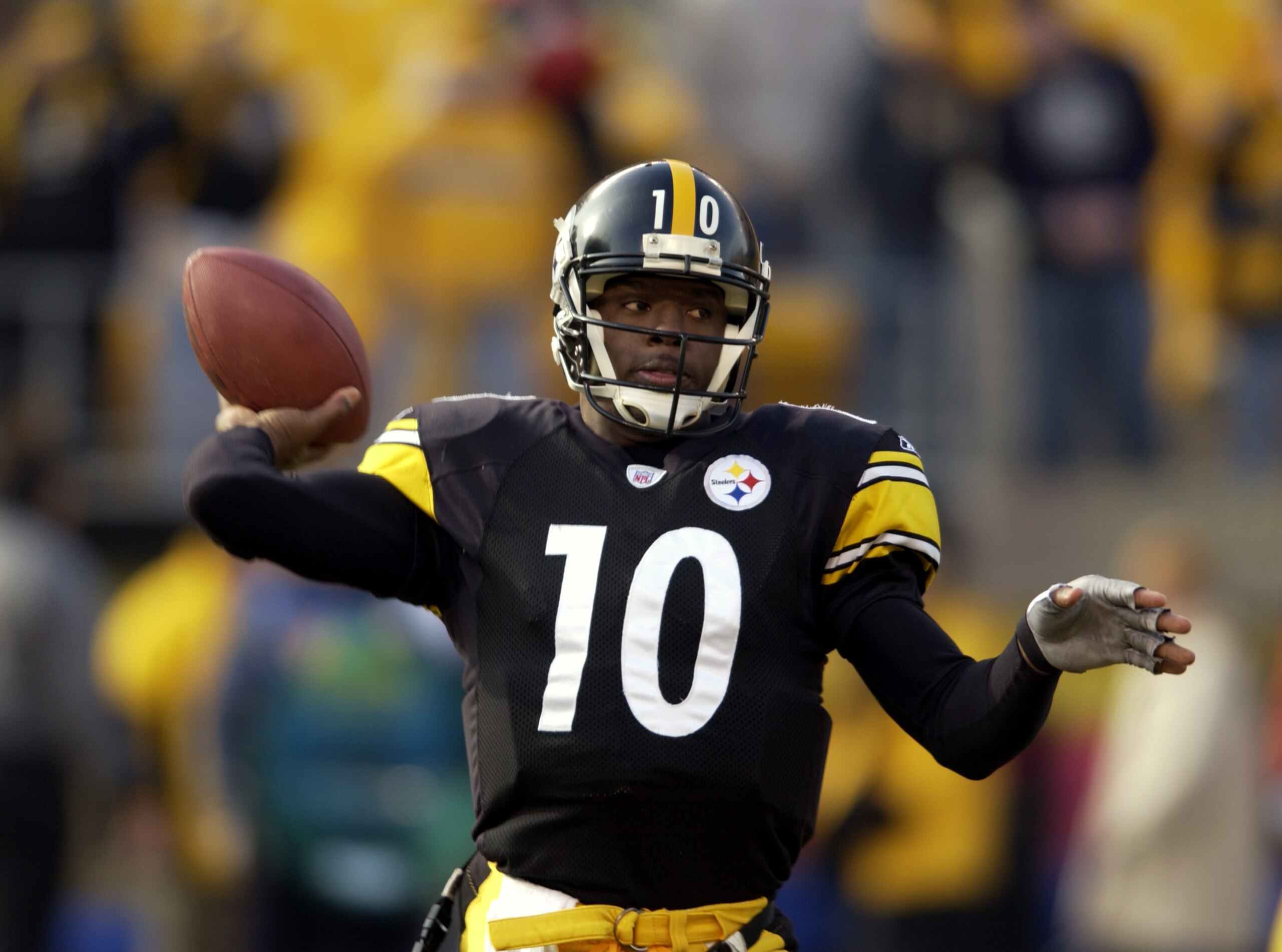 PITTSBURGH - DECEMBER 15:  Quarterback Kordell Stewart #10 of the Pittsburgh Steelers passes the ball against the Carolina Panthers during the game at Heinz Field on December 15, 2002 in Pittsburgh, Pennsylvania. The Steelers defeated the Panthers 30-14.