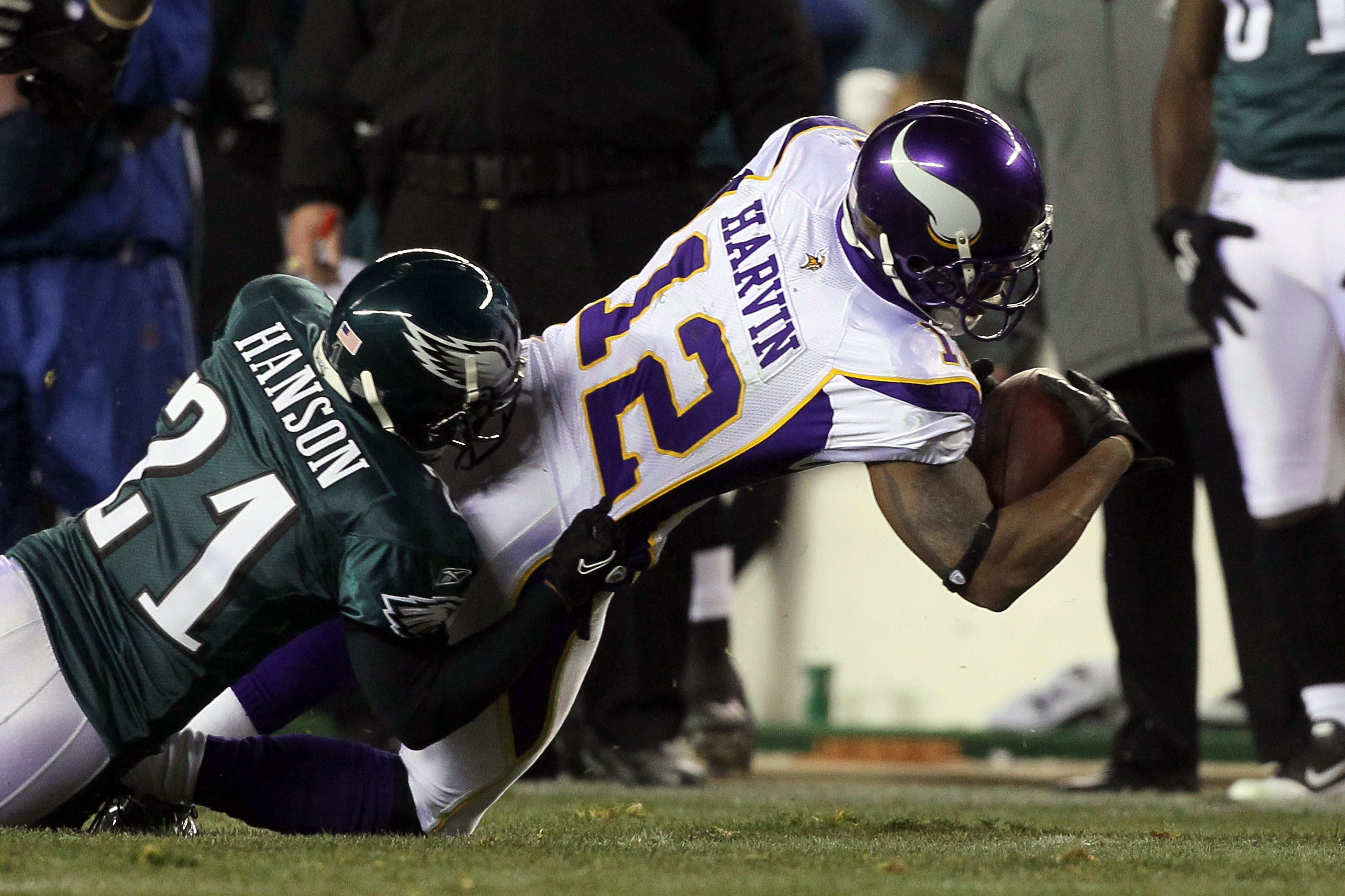 PHILADELPHIA, PA - DECEMBER 28:  Percy Harvin #12 of the Minnesota Vikings in action against Joselio Hanson #21 of the Philadelphia Eagles at Lincoln Financial Field on December 28, 2010 in Philadelphia, Pennsylvania.  (Photo by Jim McIsaac/Getty Images)