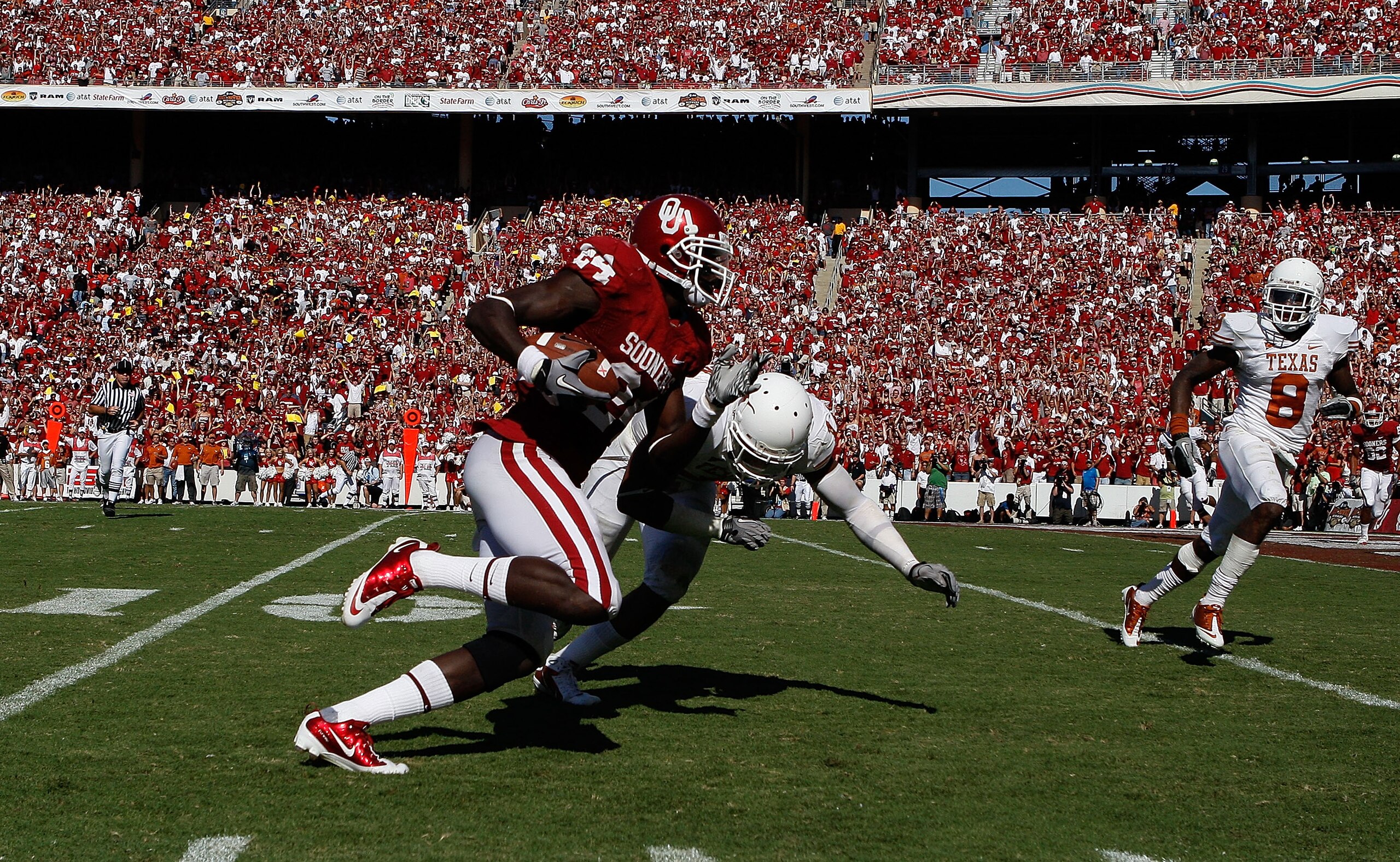 DALLAS - OCTOBER 02:  Wide receiver Dejuan Miller #24 of the Oklahoma Sooners runs the ball against Keenan Robinson #1 of the Texas Longhorns in the second quarter at the Cotton Bowl on October 2, 2010 in Dallas, Texas.  (Photo by Ronald Martinez/Getty Im