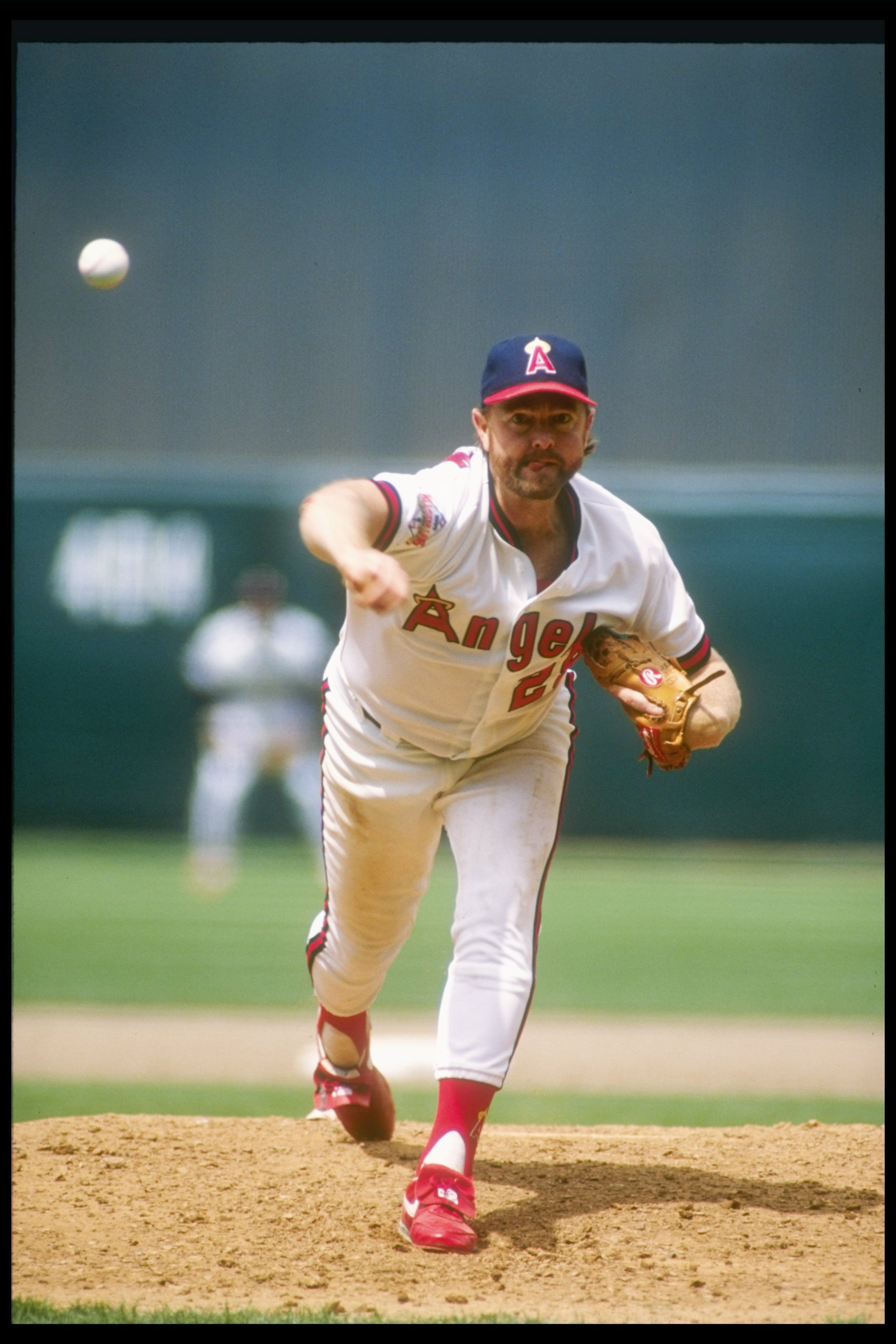 1989:  Pitcher Bert Blyleven of the California Angels throws a pitch during a game at Anaheim Stadium in Anaheim, California.  Mandatory Credit: Tim de Frisco  /Allsport