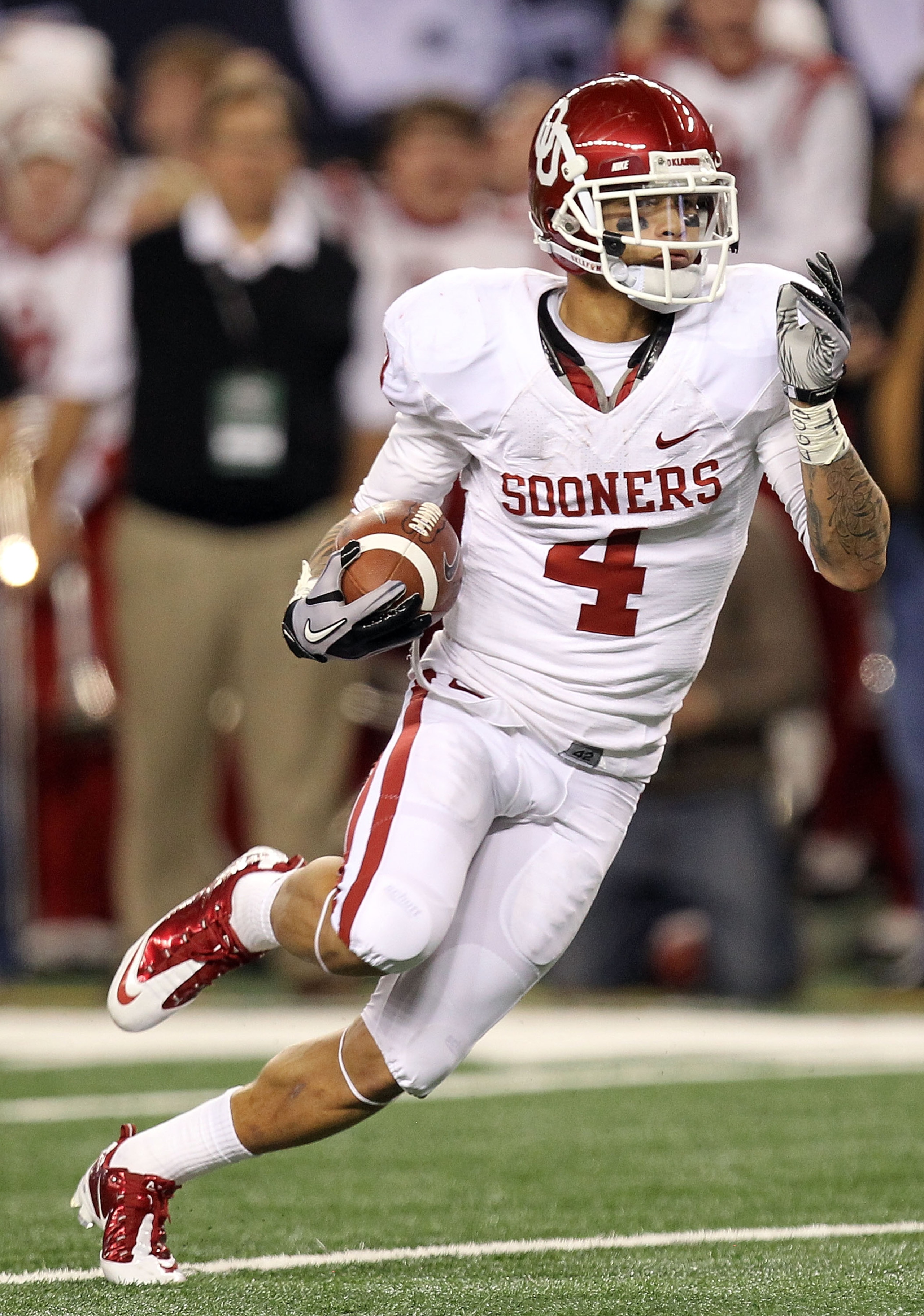 ARLINGTON, TX - DECEMBER 04:  Wide receiver Kenny Stills #4 of the Oklahoma Sooners runs the ball to the one yard line against the Nebraska Cornhuskers during the Big 12 Championship at Cowboys Stadium on December 4, 2010 in Arlington, Texas.  (Photo by R