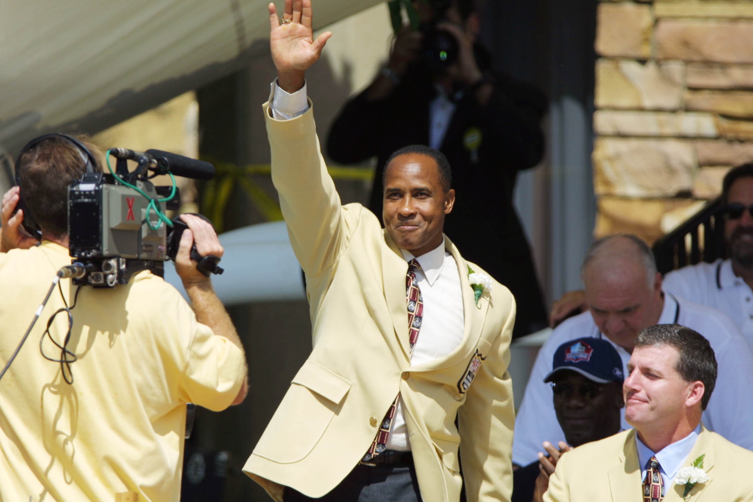 04 Aug 2001 : Lynn Swann waves to the crowd during the 2001 Induction Ceremony at Hall's Game Day Theater in Canton, Ohio. DIGITAL IMAGE. Mandatory Credit: Tom Pidgeon/Allsport 04 Aug 2001 : Lynn Swann waves to the crowd during the 2001 Induction Ceremony at Hall's Game Day Theater in Canton, Ohio. DIGITAL IMAGE. Mandatory Credit: Tom Pidgeon/Allsport