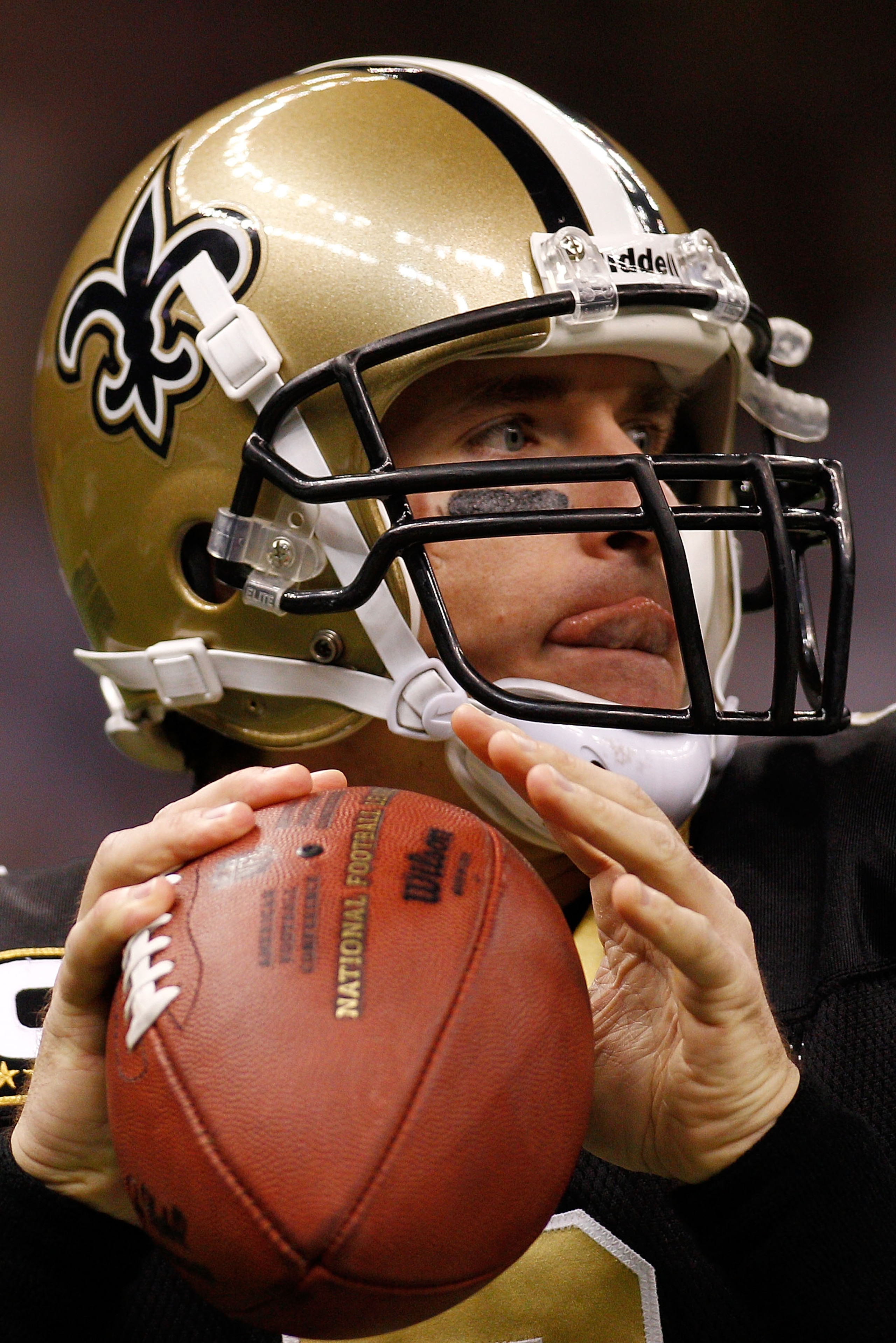 NEW ORLEANS, LA - JANUARY 02:  Drew Brees #9 of the New Orleans Saints warms up before playing the Tampa Bay Buccaneers at the Louisiana Superdome on January 2, 2011 in New Orleans, Louisiana.  (Photo by Chris Graythen/Getty Images)