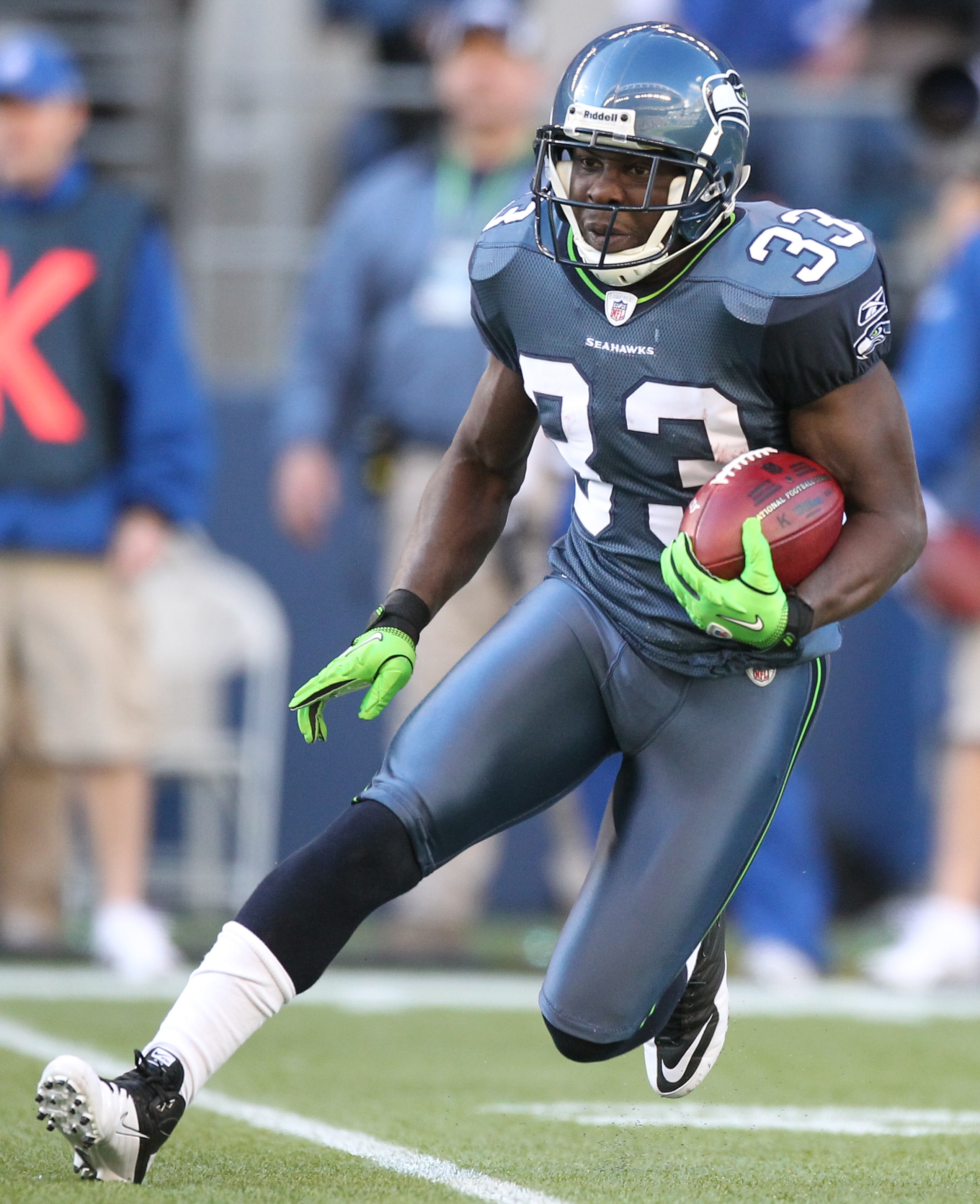 SEATTLE - NOVEMBER 07:  Running back Leon Washington #33 of the Seattle Seahawks rushes against the New York Giants at Qwest Field on November 7, 2010 in Seattle, Washington. The Giants defeated the Seahawks 41-7. (Photo by Otto Greule Jr/Getty Images)