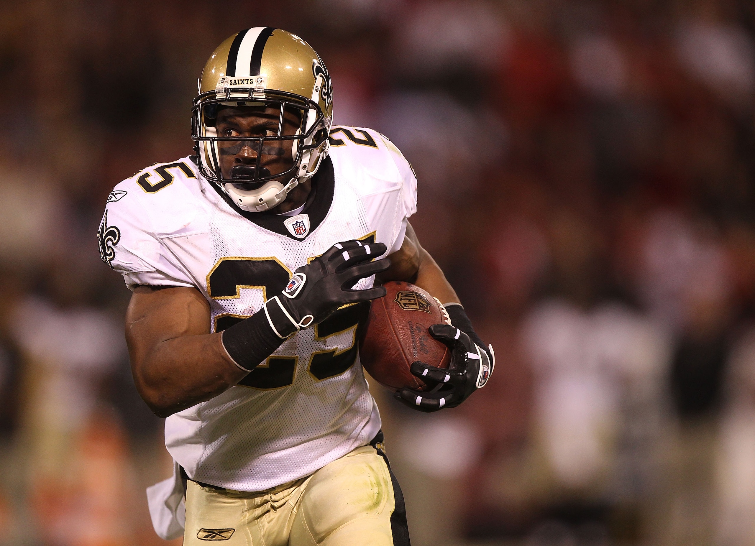 SAN FRANCISCO - SEPTEMBER 20:  Reggie Bush #25 of the New Orleans Saints runs against the San Francisco 49ers during an NFL game at Candlestick Park on September 20, 2010 in San Francisco, California.  (Photo by Jed Jacobsohn/Getty Images)