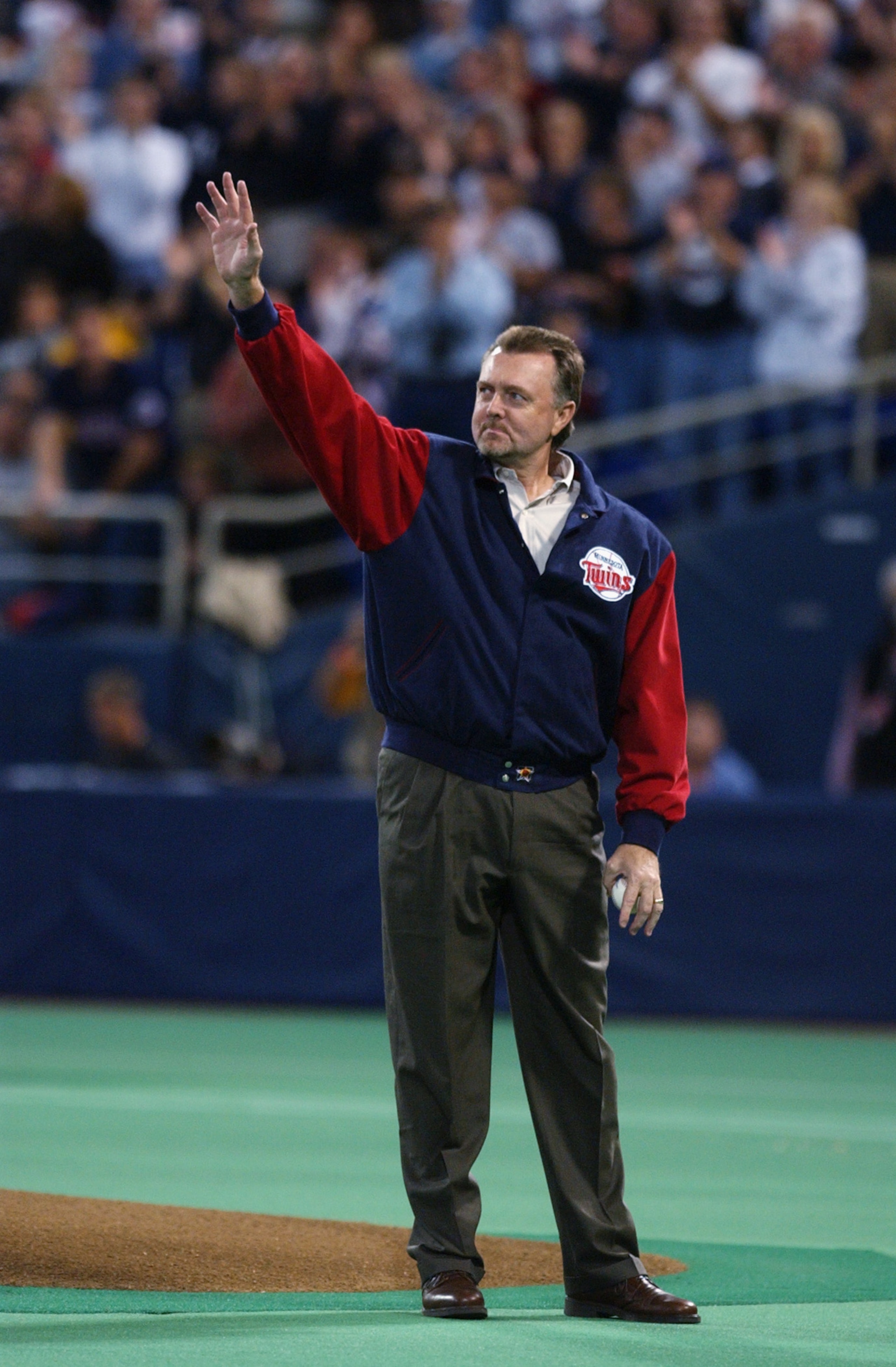 MINNEAPOLIS, MN - OCTOBER 8:  Former Minnesota Twins star Bert Blyleven acknowledges the crowd before throwiong out one of the ceremonial first pitches before game one of the American League Championship Series October 8, 2002 at the Hubert H Humphrey Dom