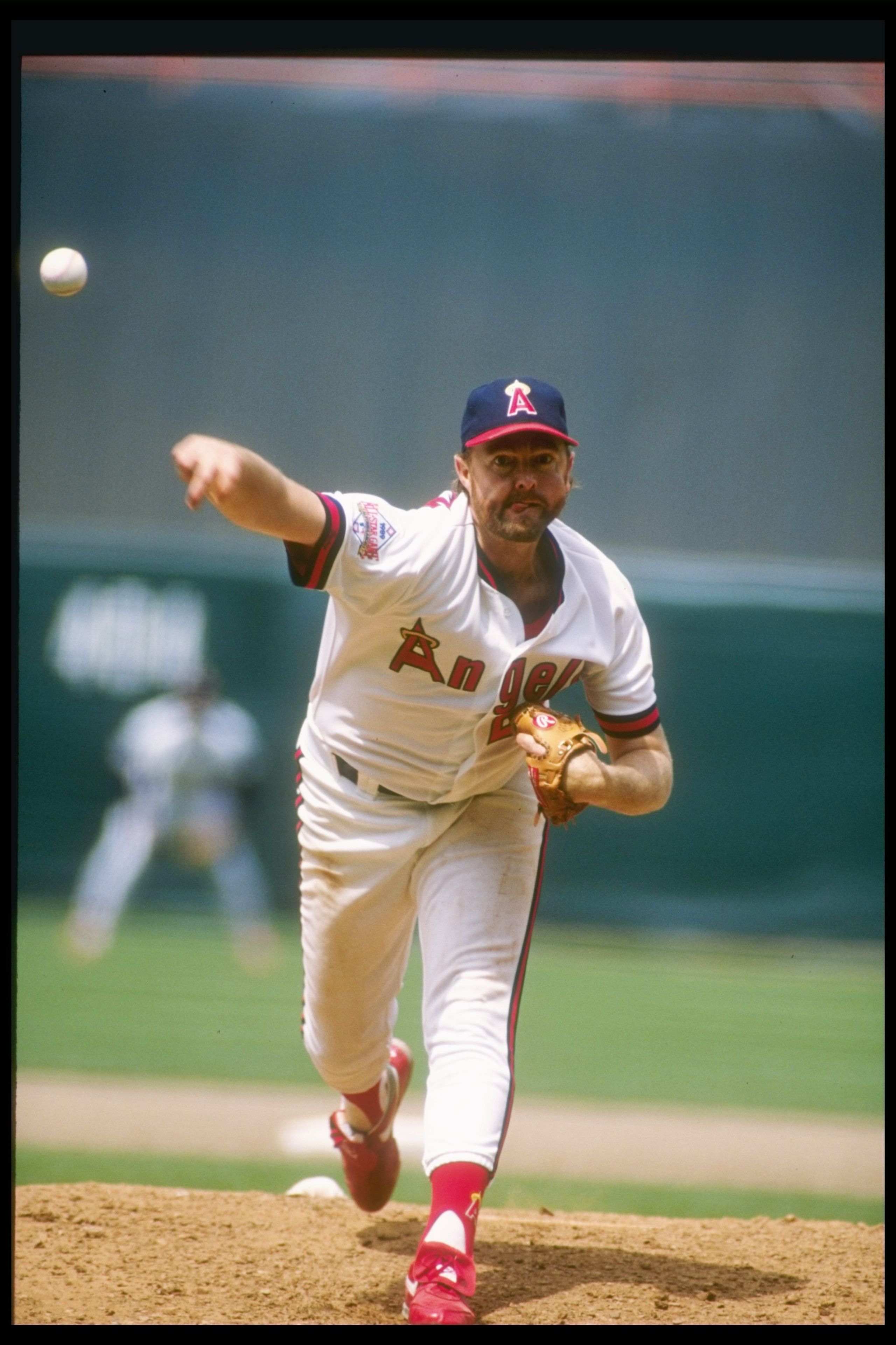 1989:  Pitcher Bert Blyleven of the California Angels throws a pitch during a game at Anaheim Stadium in Anaheim, California.  Mandatory Credit: Tim de Frisco  /Allsport