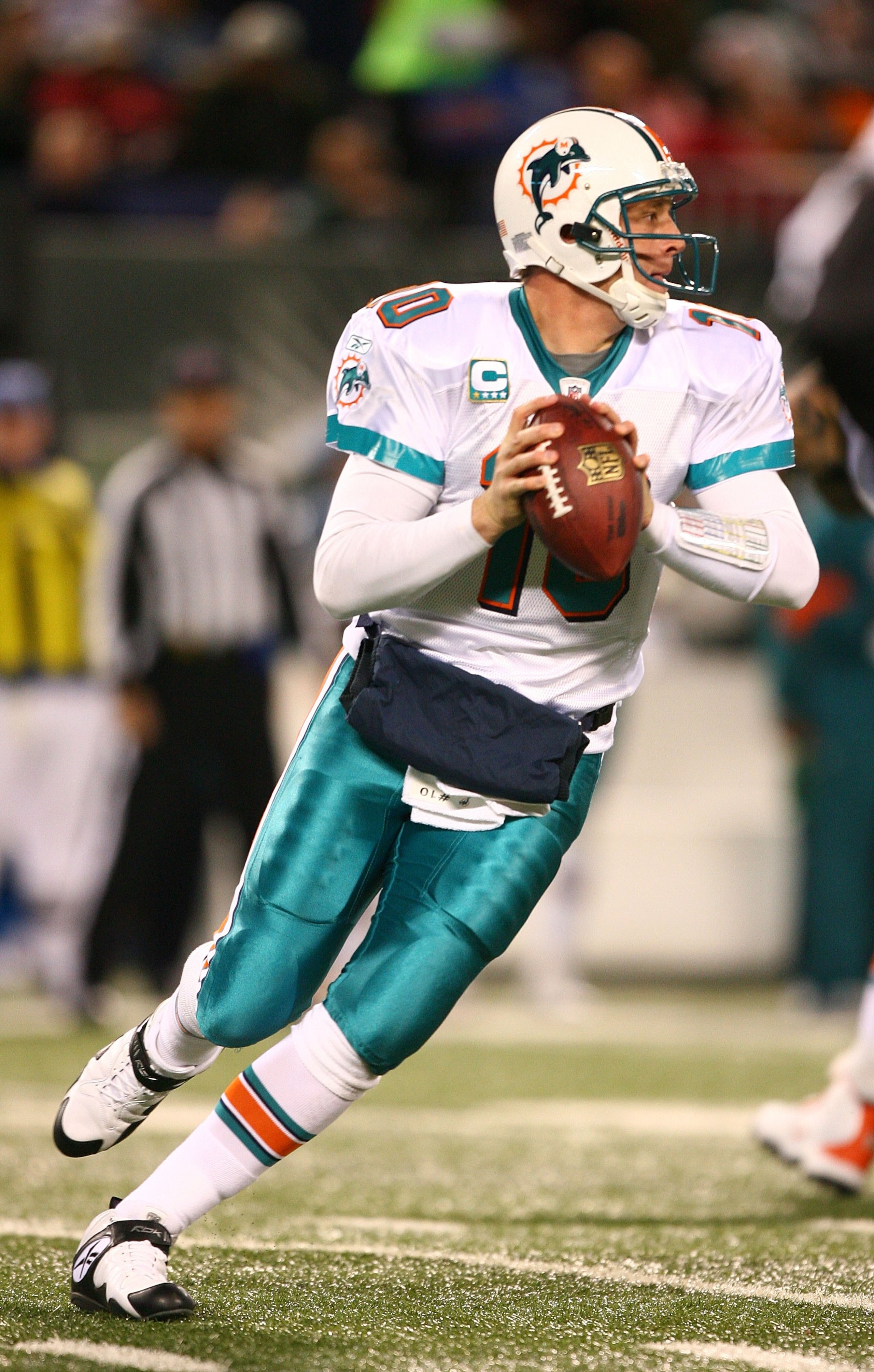 EAST RUTHERFORD, NJ - DECEMBER 28:  Chad Pennington #10 of The Miami Dolphins looks to pass against the New York Jets during their game on December 28, 2008 at Giants Stadium in East Rutherford, New Jersey.  (Photo by Al Bello/Getty Images)