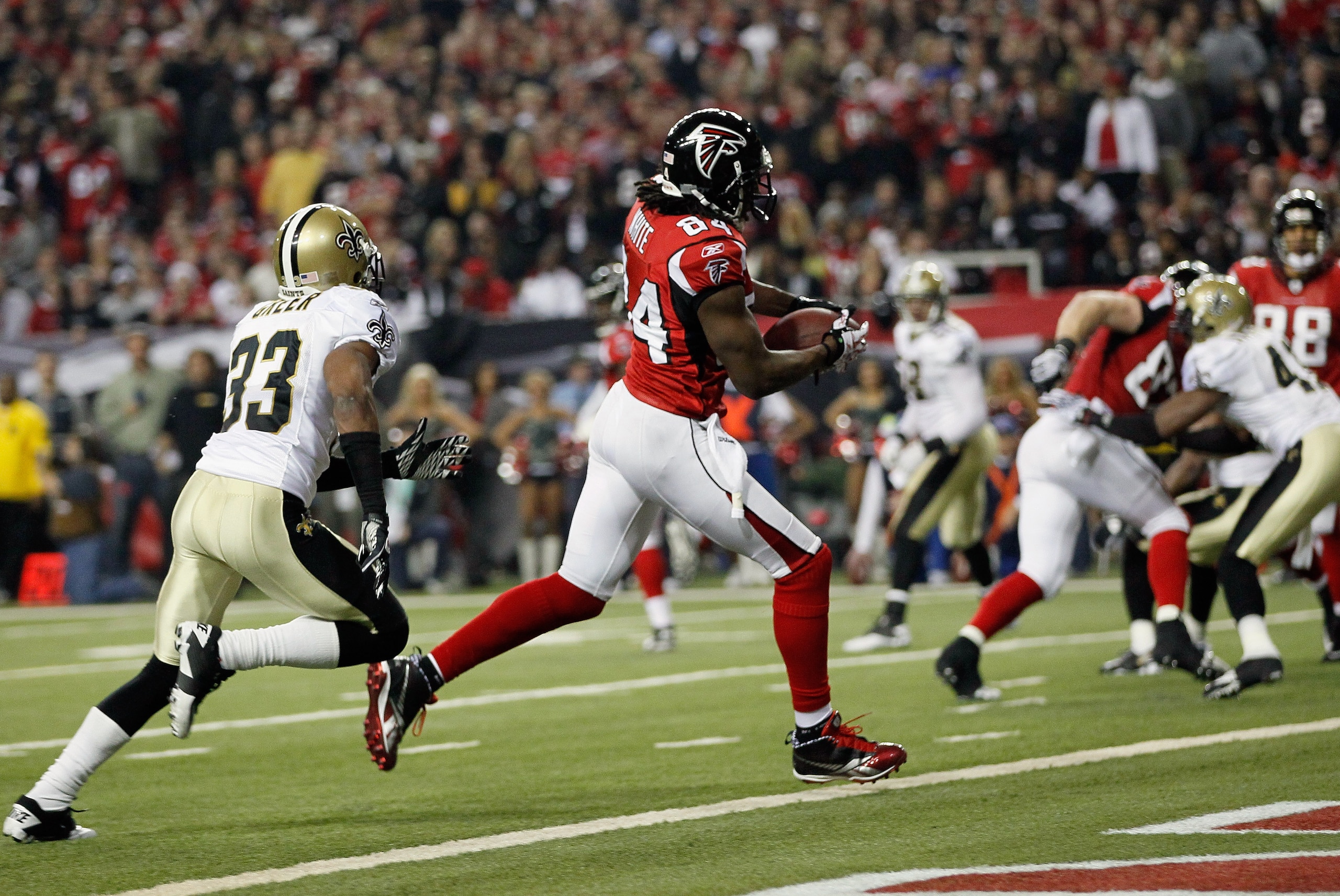 ATLANTA, GA - DECEMBER 27:  Roddy White #84 of the Atlanta Falcons runs for a first half touchdown past Jabari Greer of the New Orleans Saints during the game at the Georgia Dome on December 27, 2010 in Atlanta, Georgia.  (Photo by Kevin C. Cox/Getty Imag